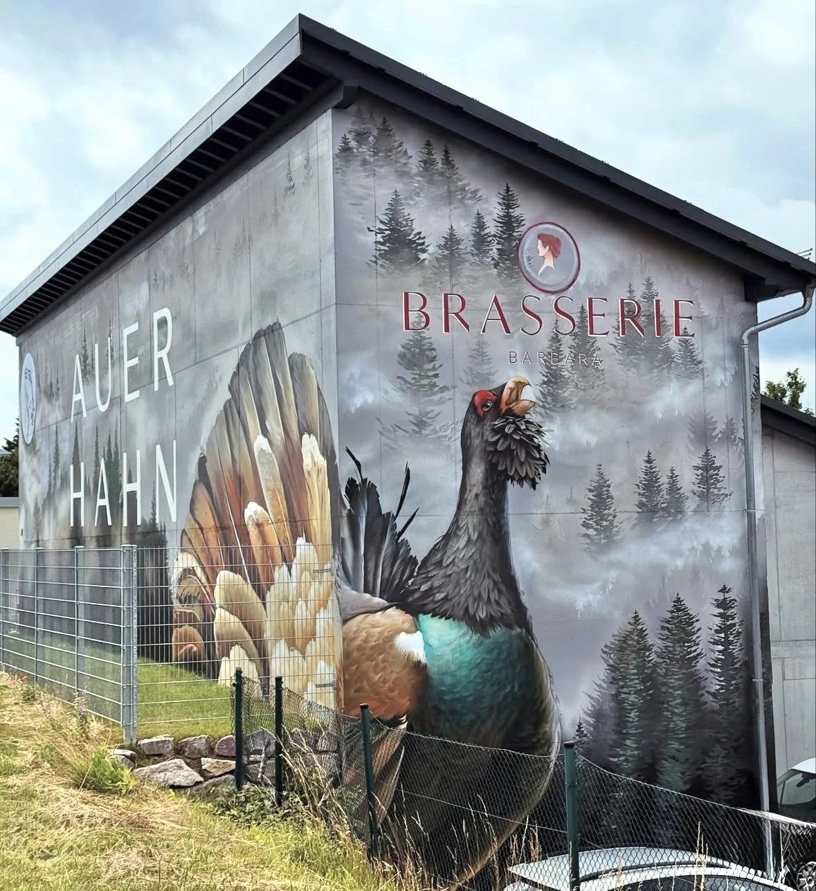 Fassadenmalerei am Hotel Auerhahn nahe Freiburg – Naturmotiv mit Vogel