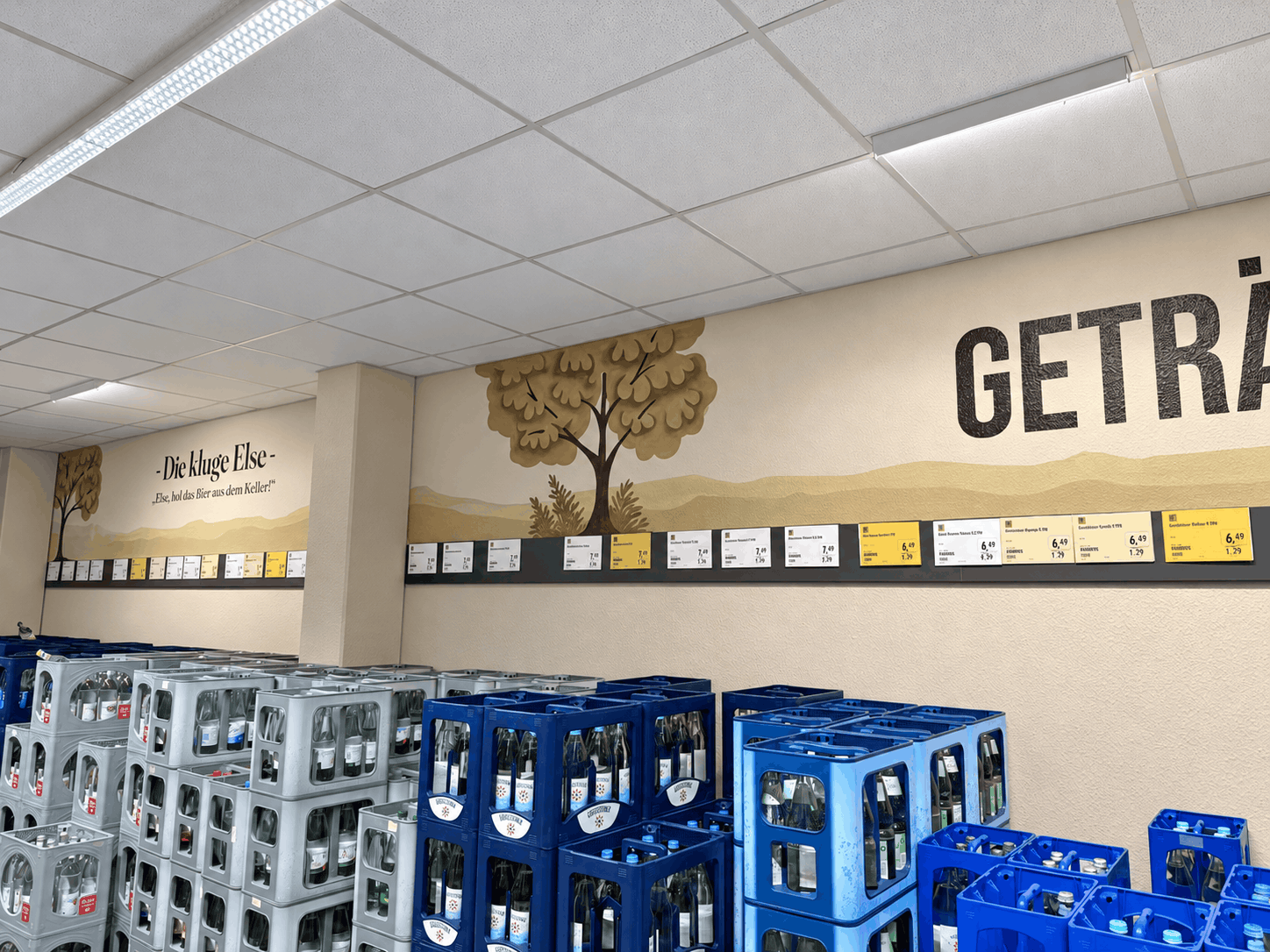 Getränkemarkt mit Bierkisten und Wandmural.png
