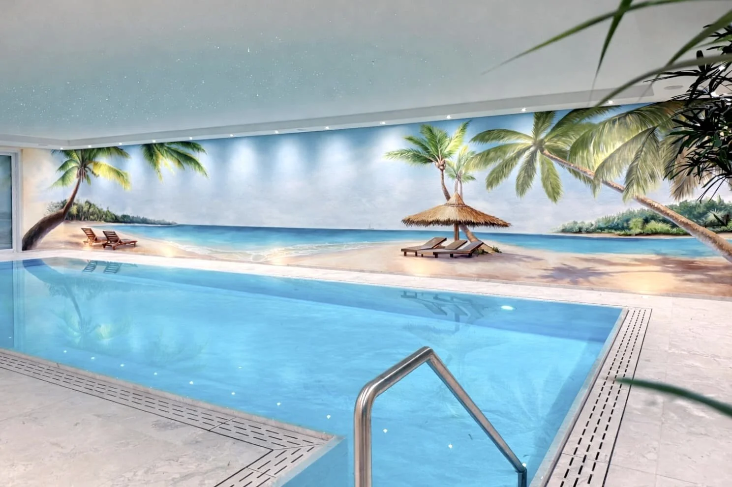 Indoor Pool Design mit fotorealistischer Strand-Wandmalerei