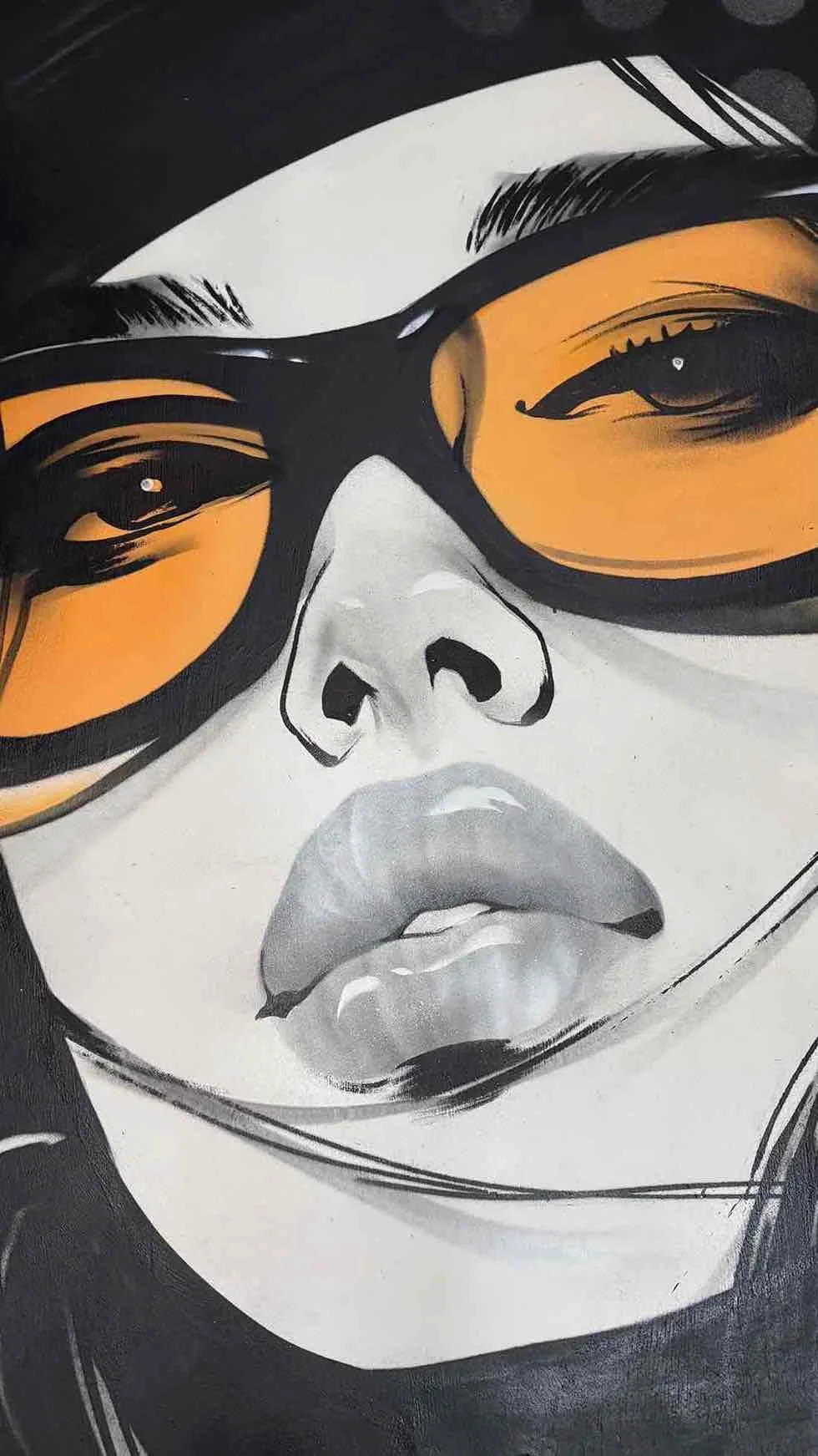 Portrait-wandmalerei-graffiti-frau-mit-brille-in-schwarz-weiß-orange.jpg