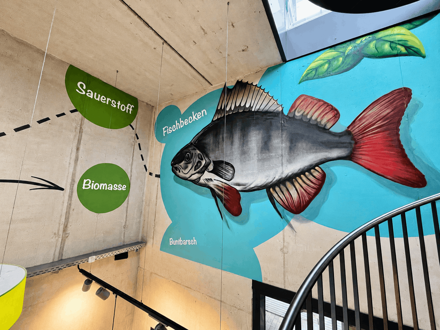 Farbenfrohes Fischmural im Atrium-2.png