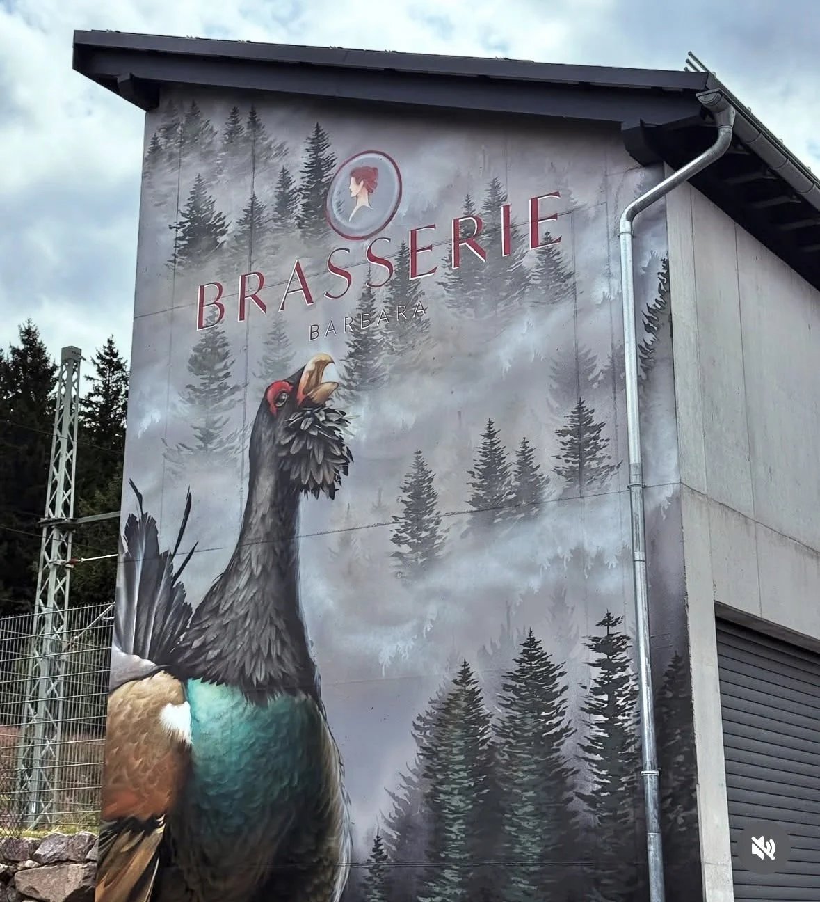 Gesamtansicht der bemalten Hotel-Fassade