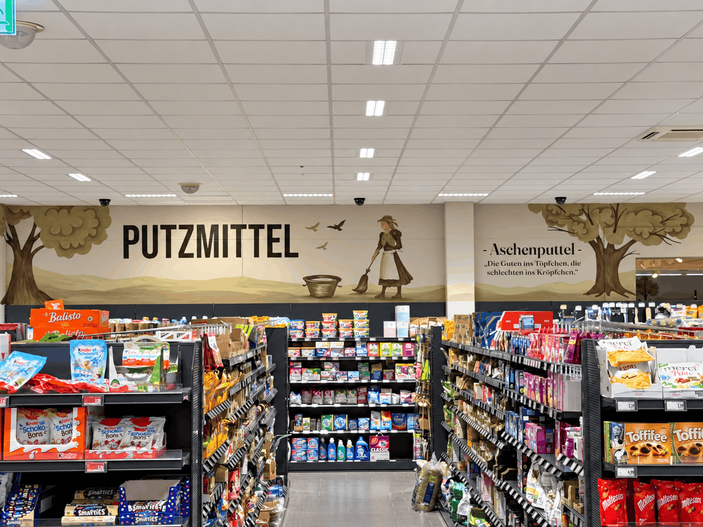 Supermarktgang mit Aschenputtel-Wandbild.png
