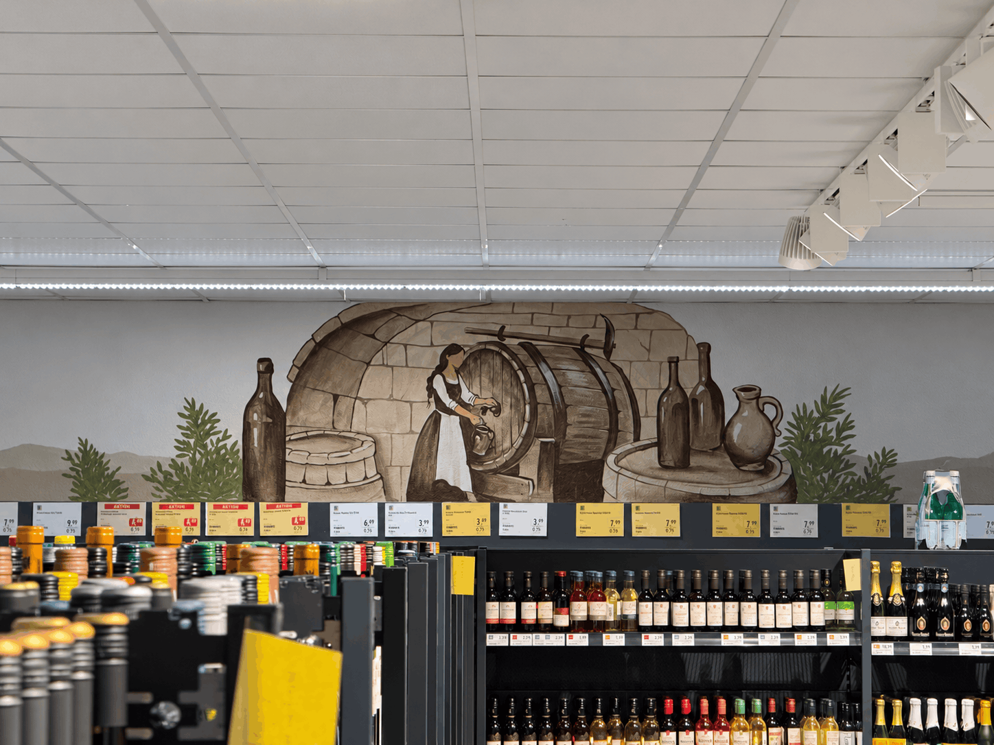 Weinregal mit stimmungsvollem Kellerwandbild.png