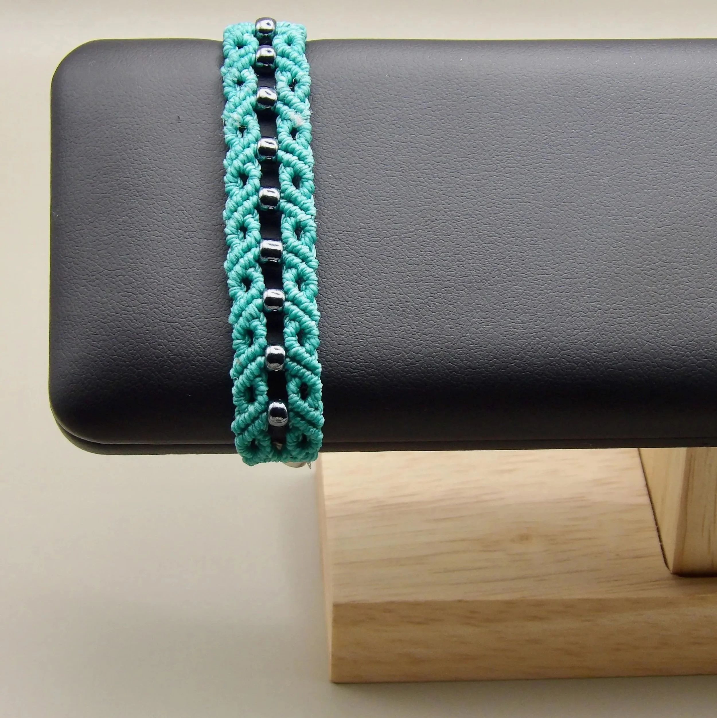 an adjustable fiber anchor bracelet designed with a technical "woven loop" aesthetic for a modern, textured look.