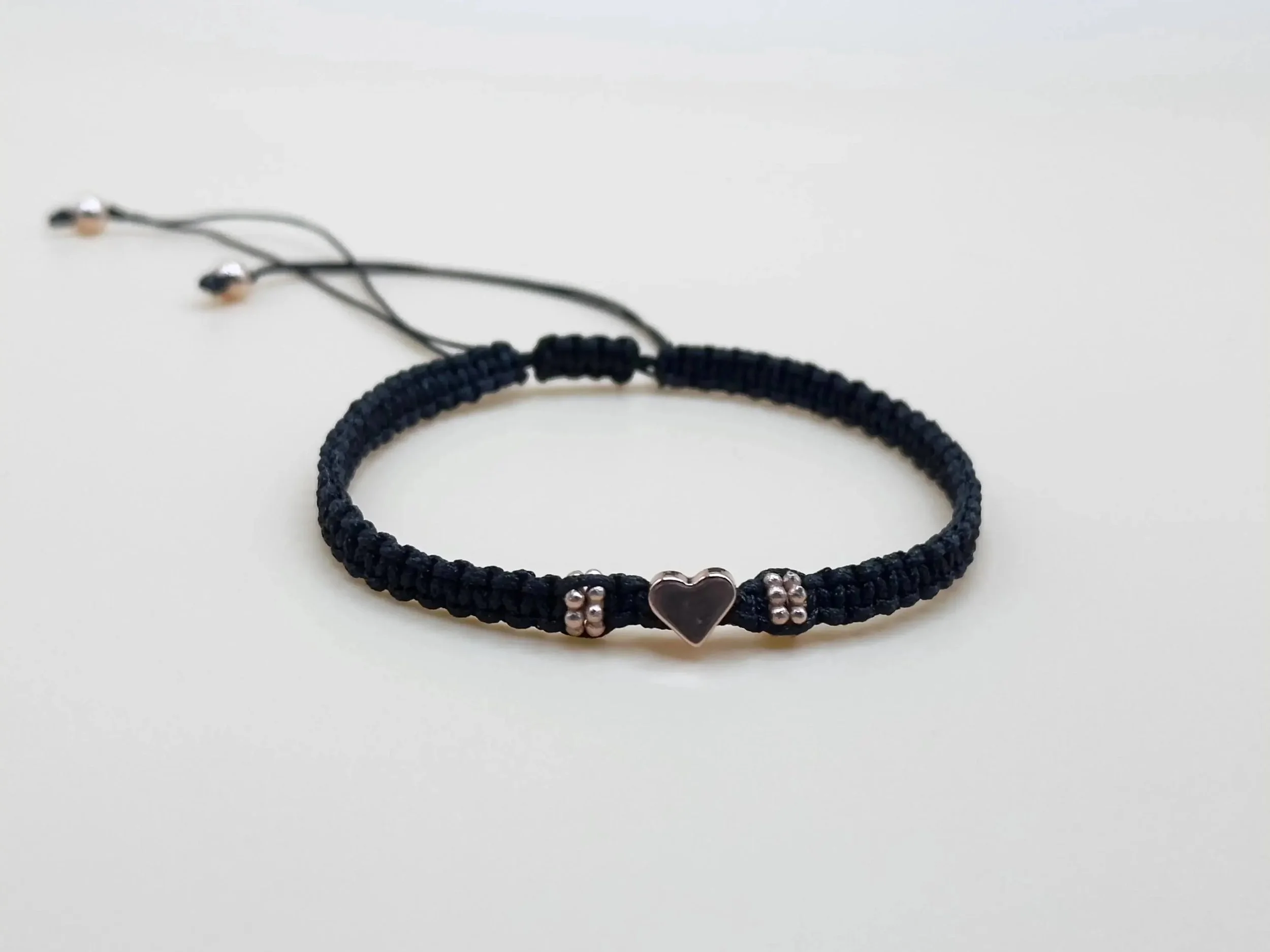 a versatile black and rose gold anchor bracelet designed for effortless layering and "quiet luxury" daily wear.