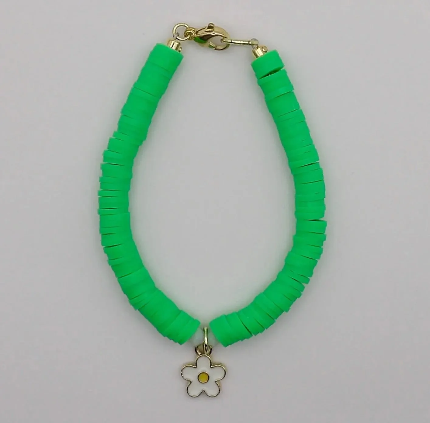 a playful yet refined green and gold anchor bracelet, perfect for a modern "dopamine dressing" style.