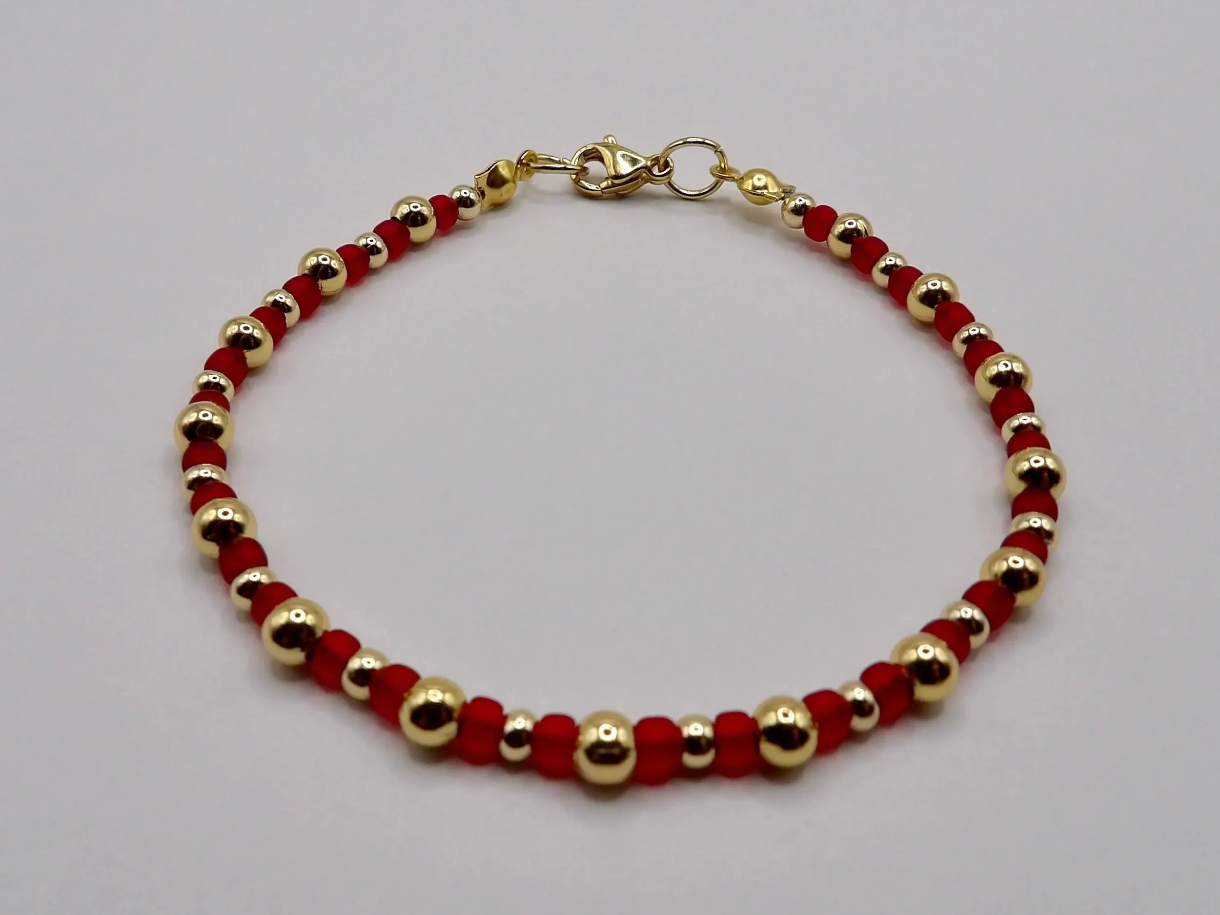 a high-end festive gift set featuring vibrant crimson glass and durable, non-fading gold pvd coating for lifetime holiday wear.