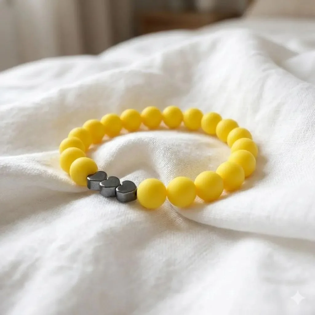 an adjustable and durable heart anchor bracelet designed for the 2026 "soft-aesthetic" and dopamine dressing trend.