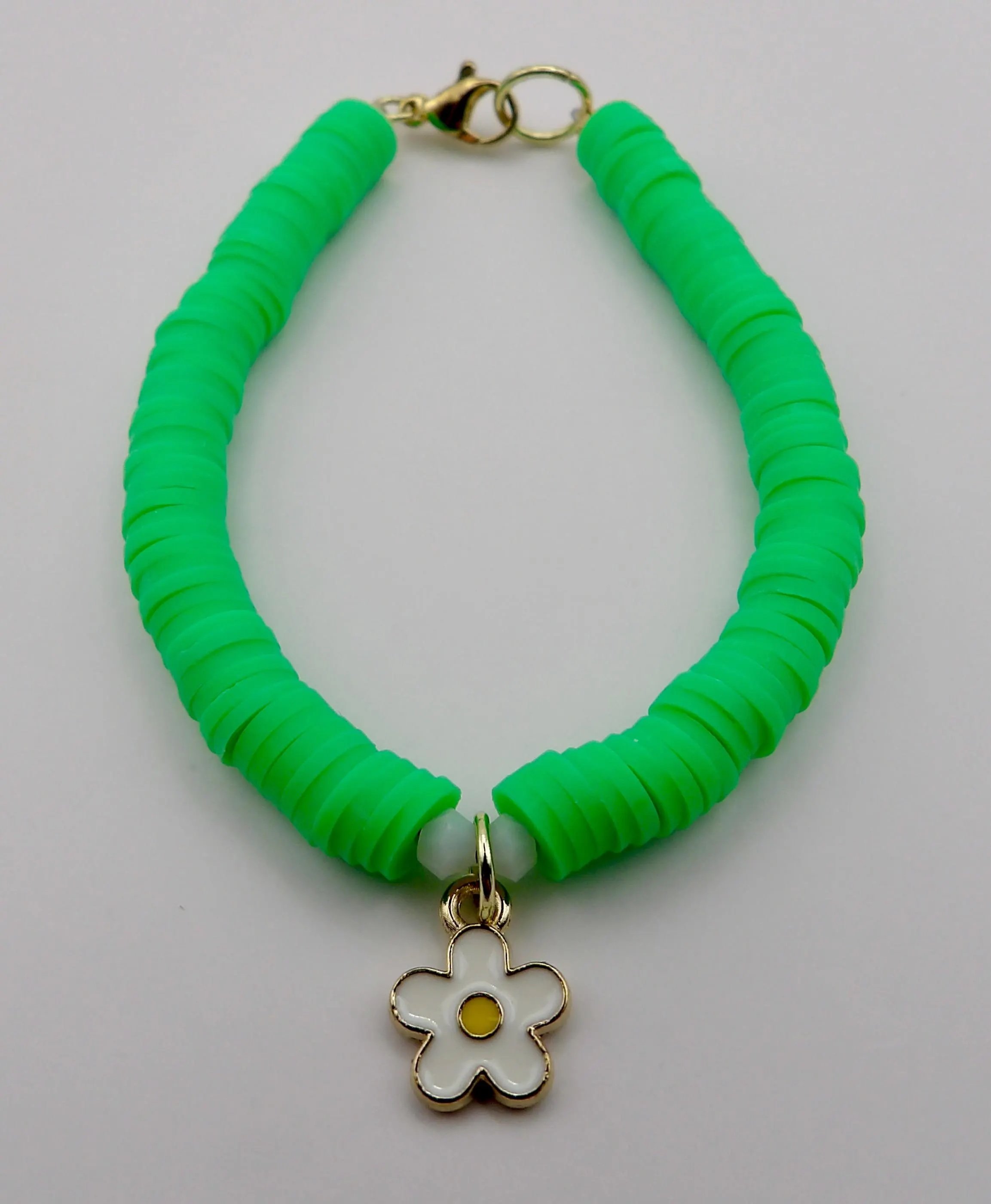 detailed view of the 2026 trend-aligned green heishi beads and the intricate petal details on the gold daisy charm.