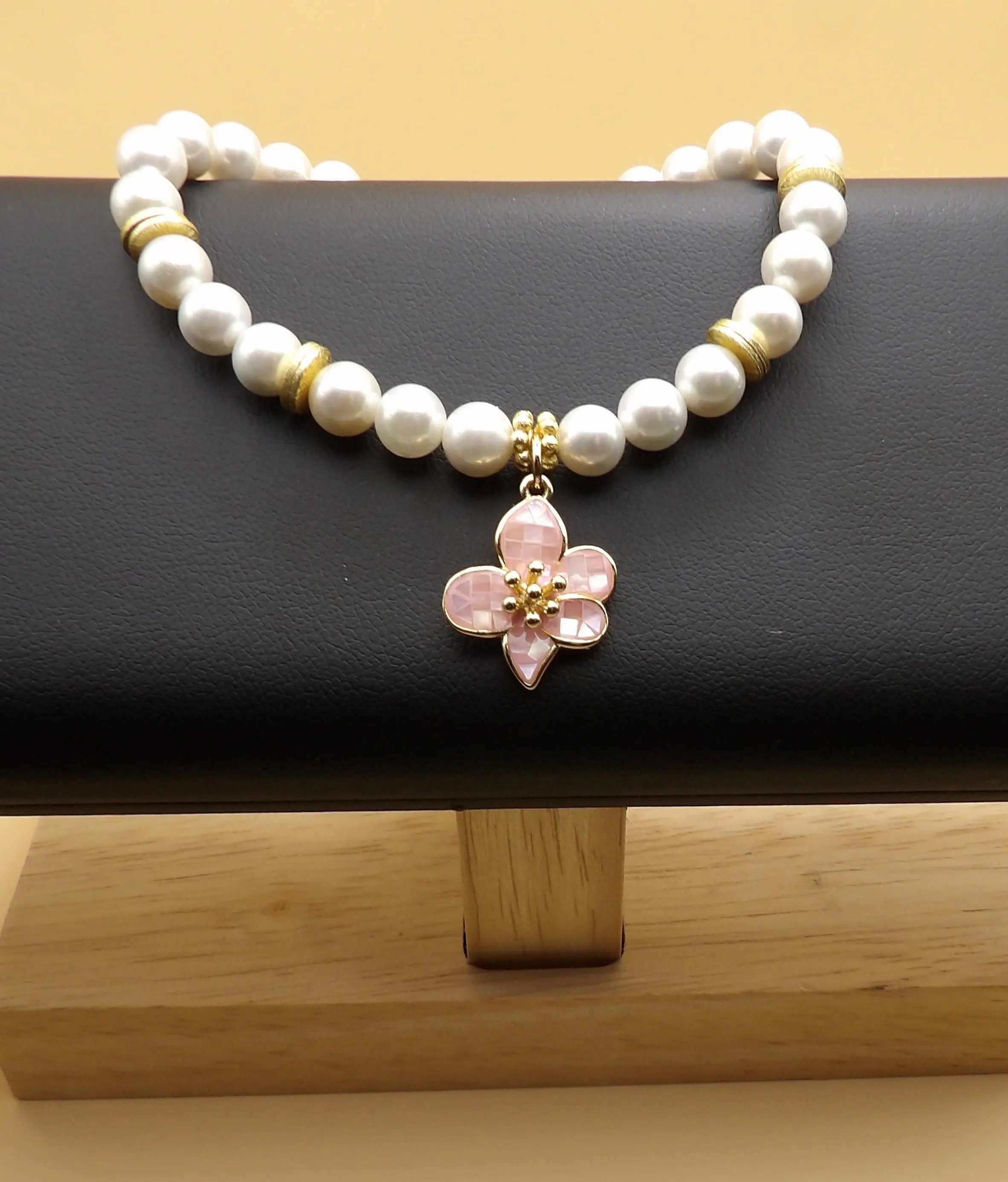 classic-bloom-mother-of-pearl-bracelet-18k-gold-flower.jpg