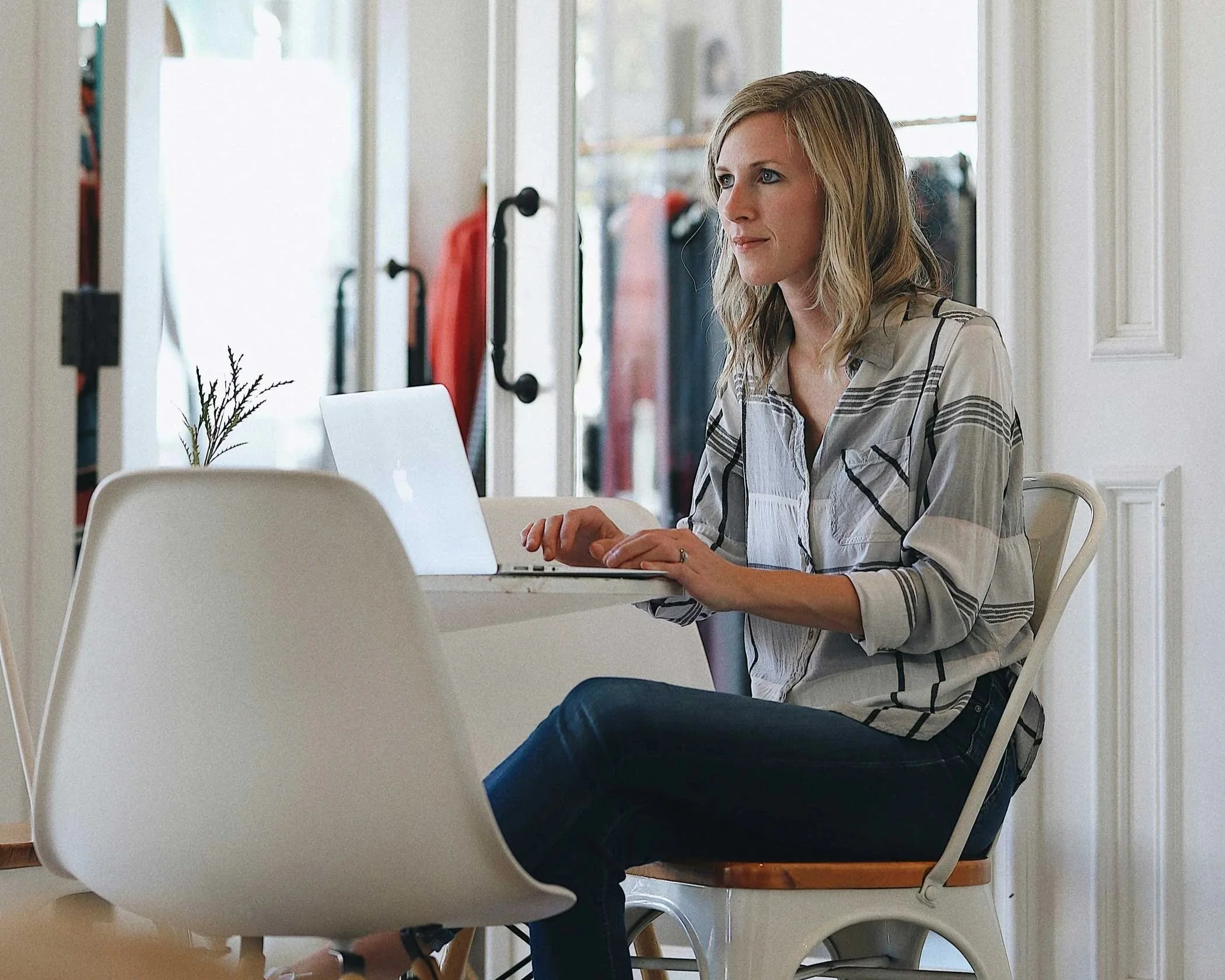 Woman in her 40s pausing at her desk, experiencing brain fog during menopause