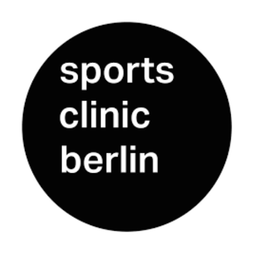 Logo der Sports Clinic Berlin, schwarzer Kreis mit weißen Text.
