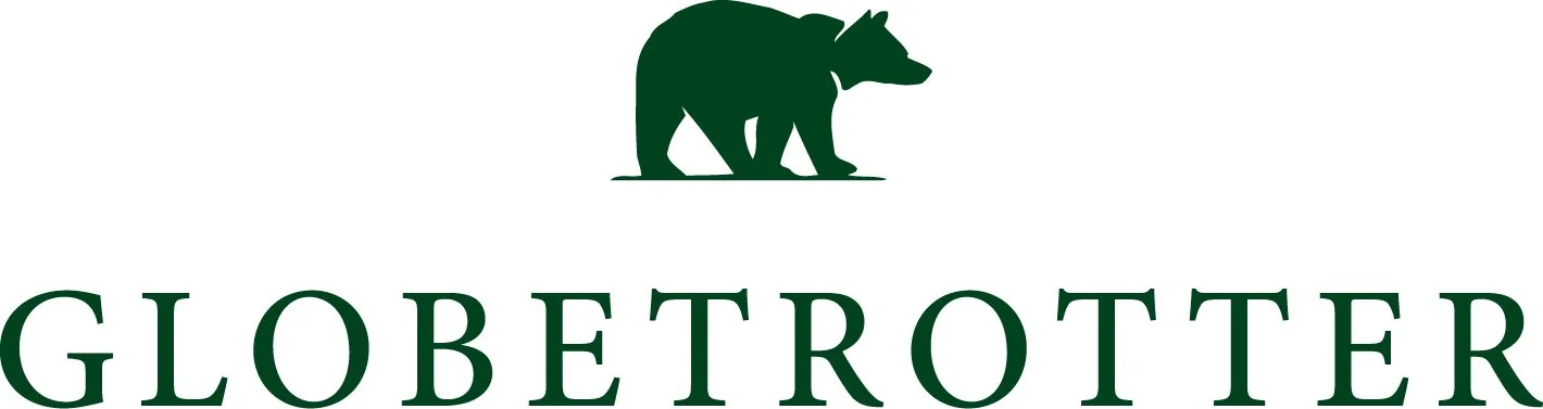 Ein grünes Logo mit einem Bär und einem kleinen Tier, wahrscheinlich ein singender Vogel, und dem Text 'GLOBETROTTER' darunter.