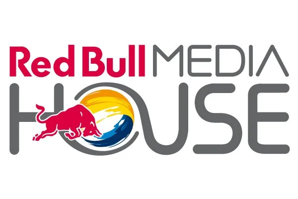 Red Bull Media House Logo mit rotem Stier, die auf einer Wellenszene reitet, und dem Text 'Red Bull Media House' in Grautönen.