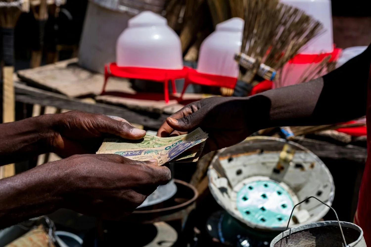 When "shock therapy" economics goes wrong 🇳🇬💸

Nigeria, 2023: The Central Bank decided to force digital transformation by redesigning currency.
The plan:
Withdraw old ₦200, ₦500, ₦1,000 notes. Give people 3 months to swap.
The problem:
O
