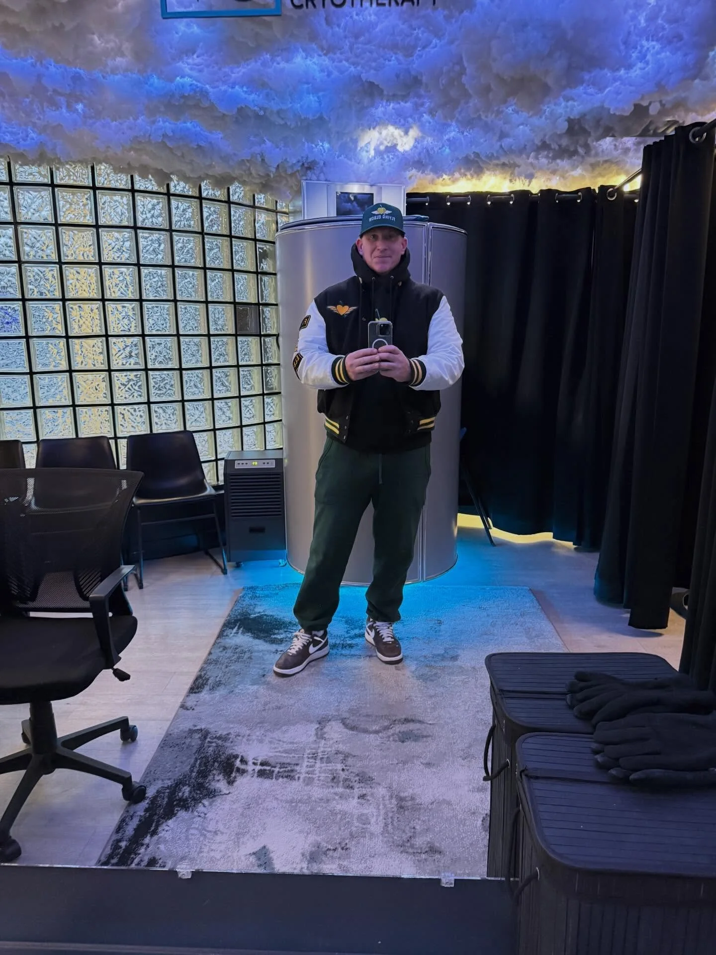 Trying everything to get my torn rotator cuff feeling better for the golf season. Pro tip - do not breathe in the nitrogen✈️. 

#flyingelbow #brokenwings #cryo