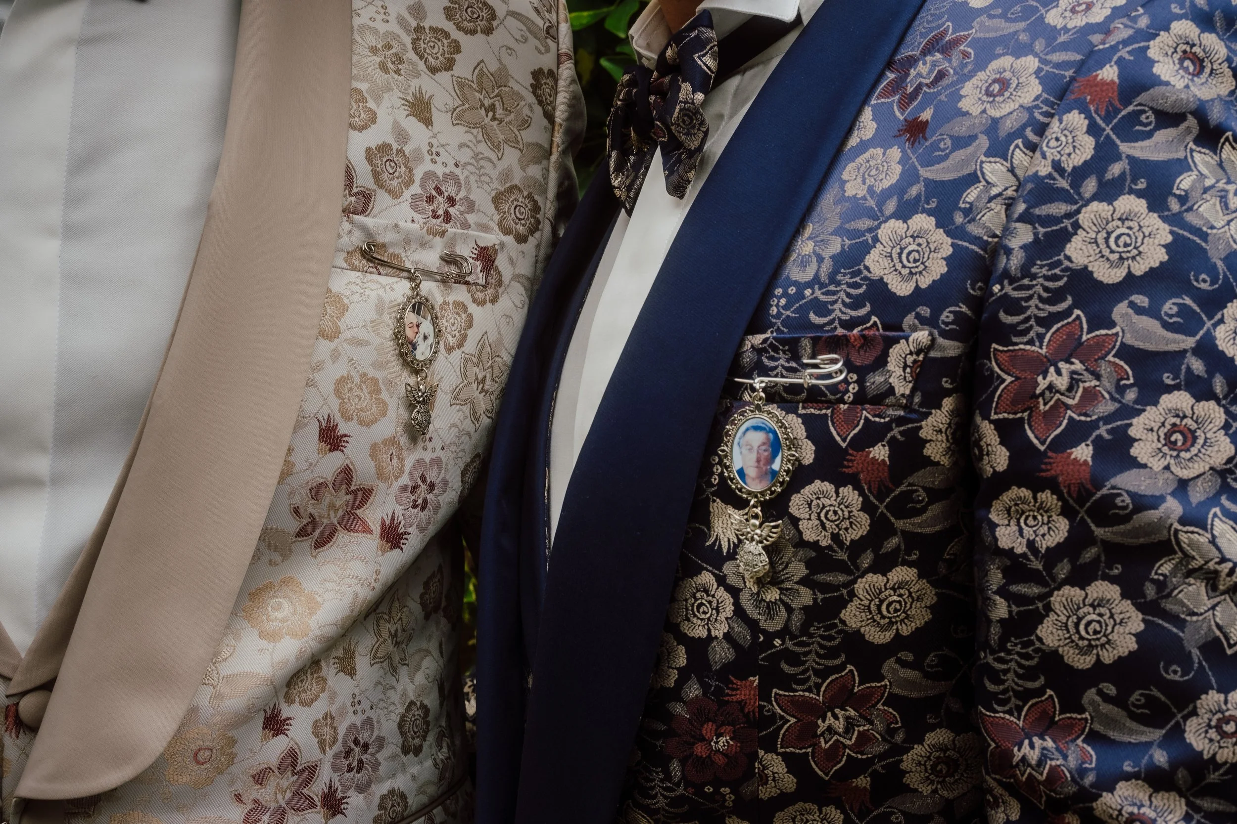 Detalhes de roupas com broches e terno com tecidos florais decorados