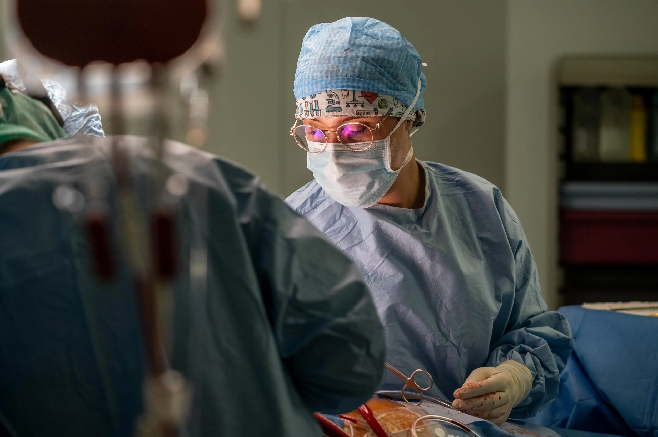 Infimiere au bloc. Elle assiste le chirurgien dans ces gestes. Une symbiose n&eacute;cessaire, une m&eacute;canique de pr&eacute;cision