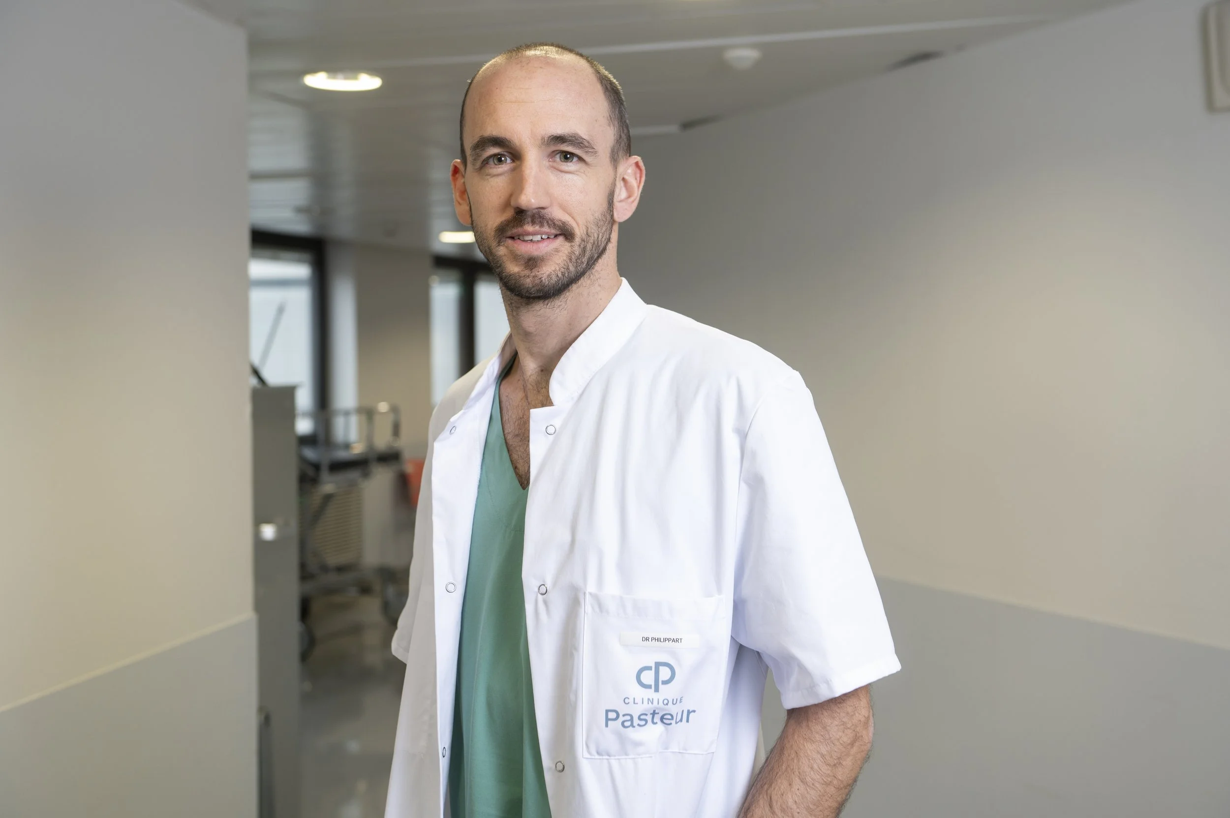 Portrait d’un médecin portant une blouse blanche à la Clinique Pasteur.