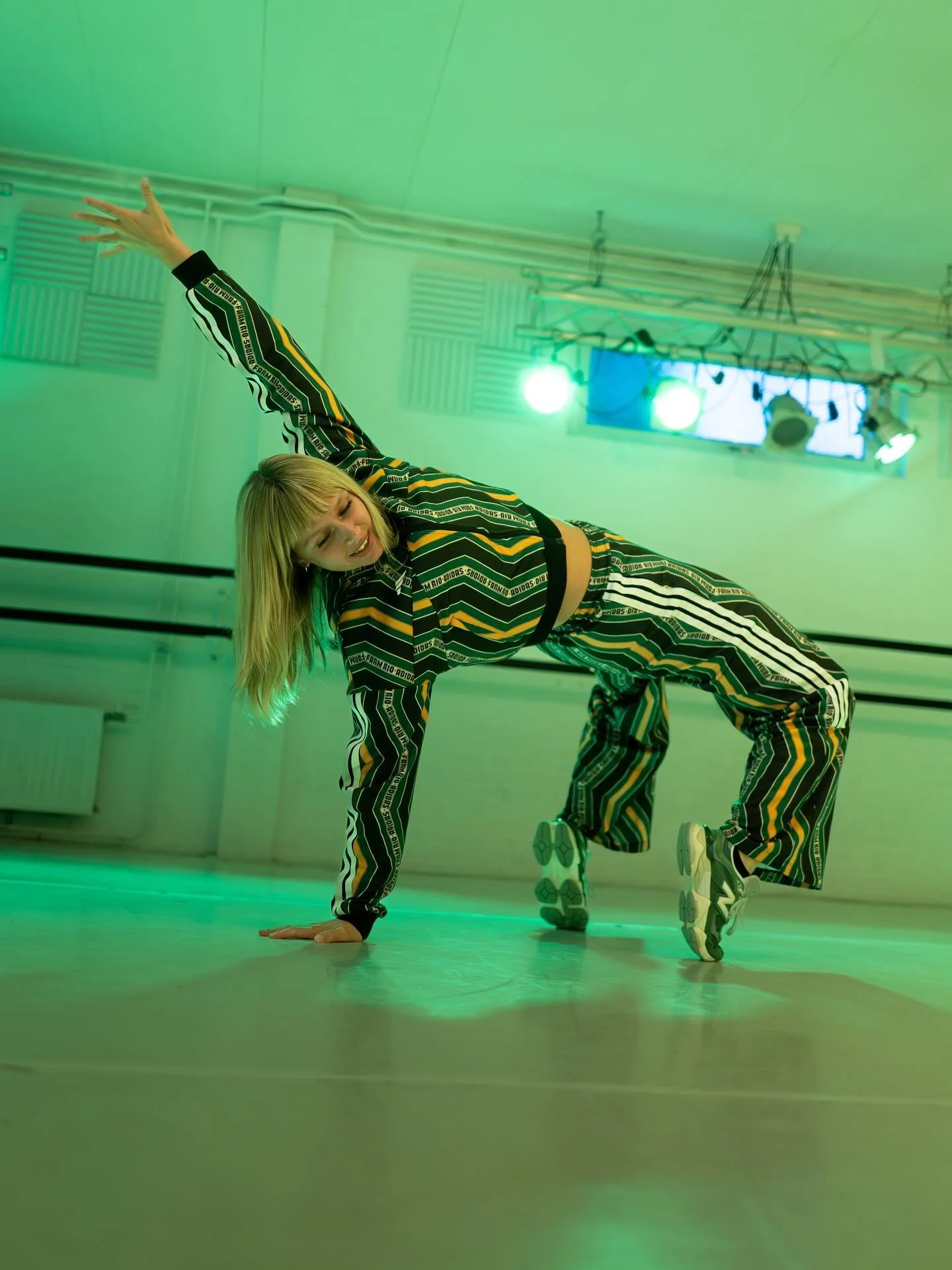 Wanneer je zo&rsquo;n 8 jaar samen danst, en elkaar dus al 8 jaar lang elke donderdag ziet, is die drempel om even snel wat foto&rsquo;s te maken natuurlijk minimaal 💃💃

@lanaverdina 

#Lumix #photography #dance #dansen #maarn #heuvelrug #dans #lum