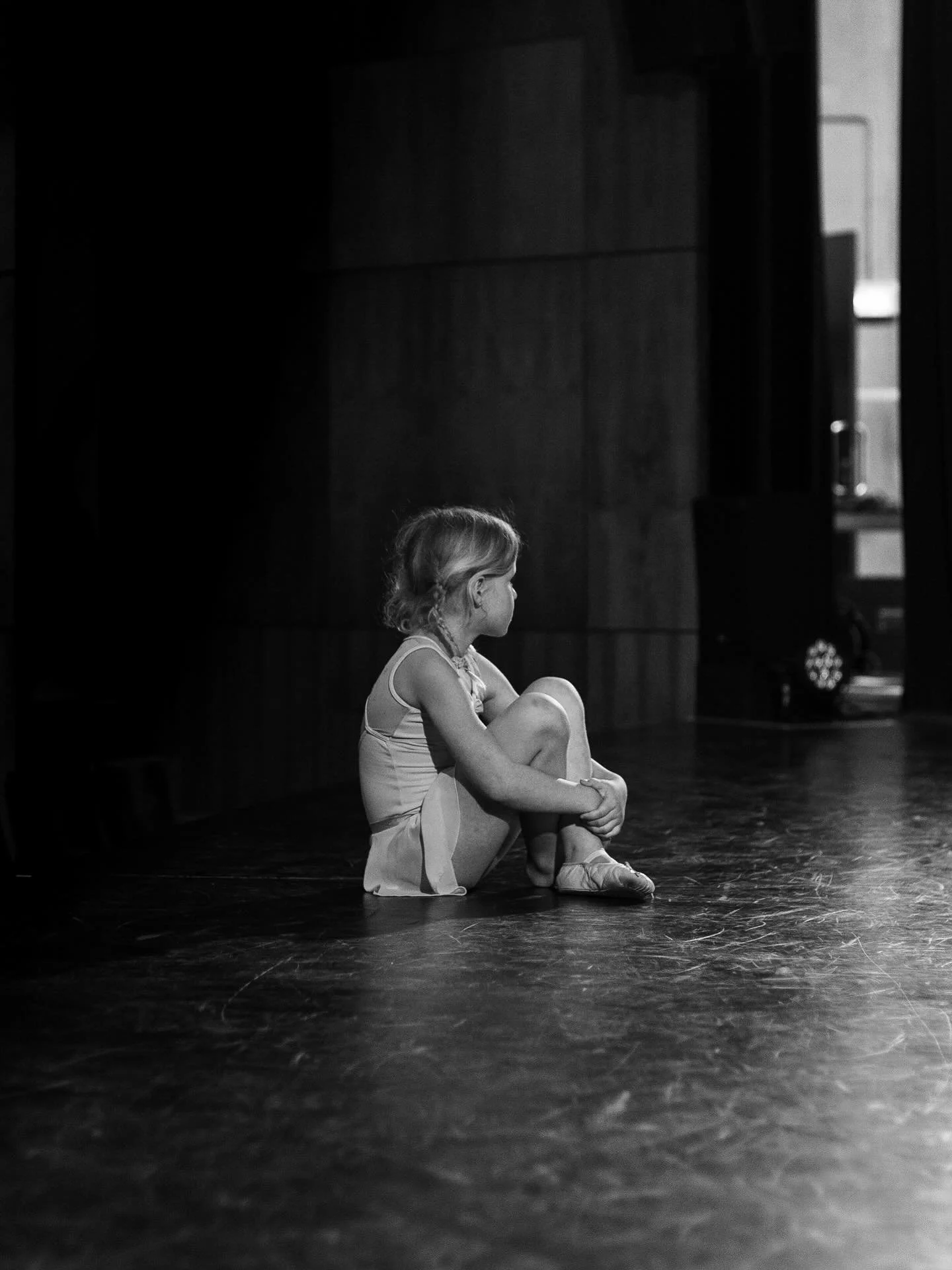 Het toneel lijkt zo groot als je jong bent. Je neemt het allemaal in je op. En daarna samen dansend het podium over.
#dansen #dansfotografie #utrechtseheuvelrug #dansstudio #fotografie #fotograaf #creatie #creatief #toneel #theater