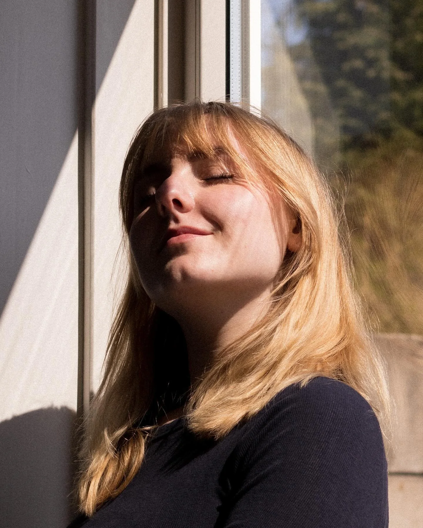 📷 Zelfportret ✨

Hi! Tijd voor een voorstelronde. Mijn naam is Anne-Fleur, (bijna) socioloog en fotografe. Heel mijn jeugd ben ik af en aan in de weer geweest met fotografie. Voor mij dient een camera (naast dansen en schrijven) als uitlaatklep voor