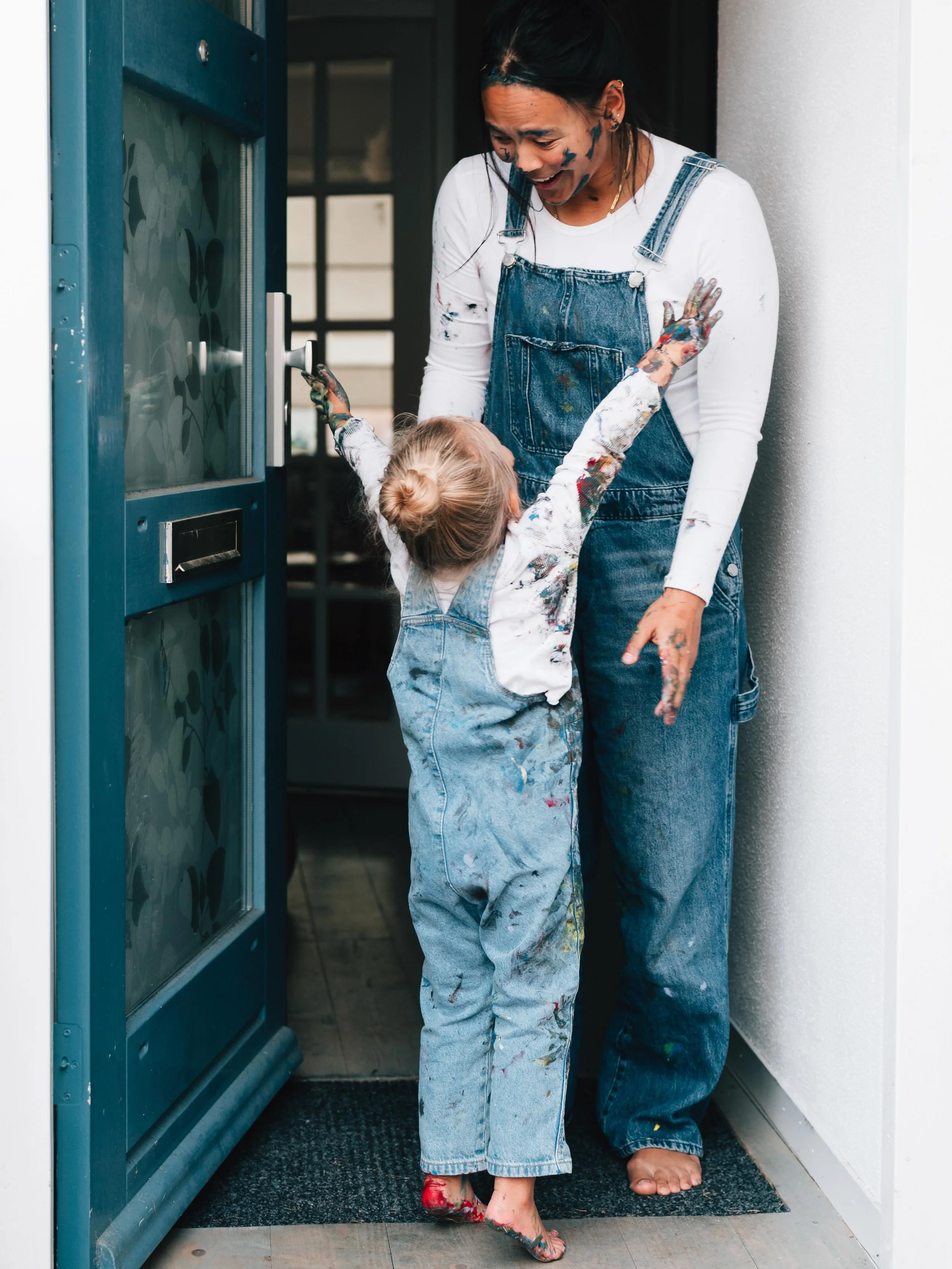 In het begin was ze voorzichtig. Mocht dat wel, kliederen met de verf? Echt? Toen mama mee ging doen gingen ze beide los🌸

&mdash;> swipe voor meer