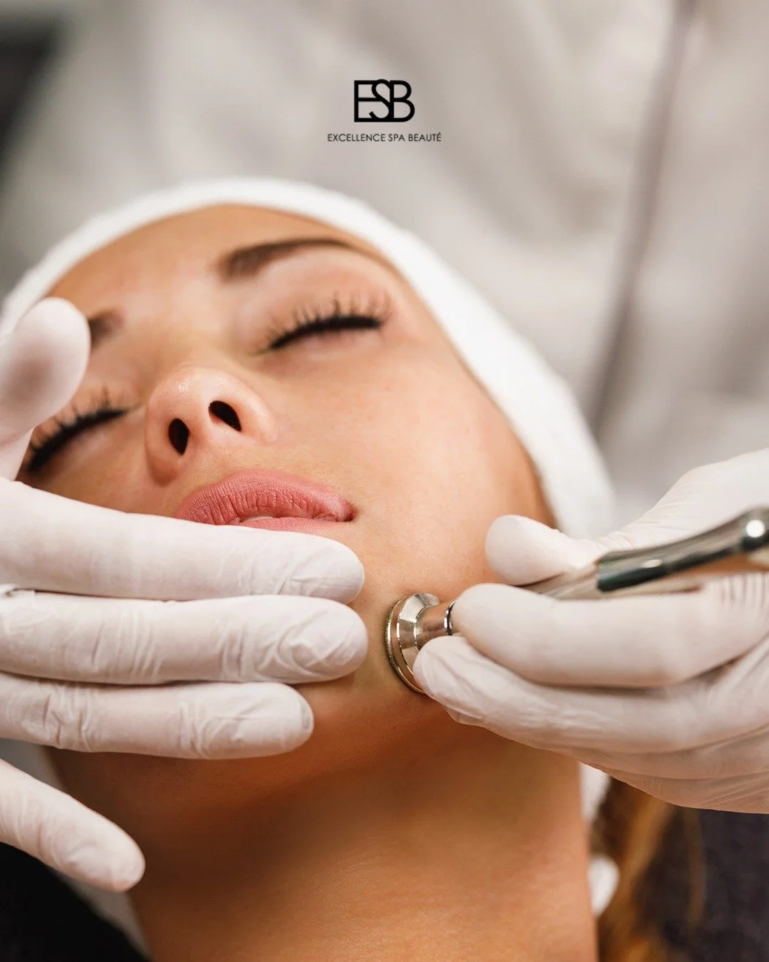 La microdermabrasion : un soin exfoliant qui transforme votre peau ✨

Ce traitement &eacute;limine les cellules mortes, lisse la texture, att&eacute;nue les pores dilat&eacute;s et ravive l'&eacute;clat naturel.
Id&eacute;al en hiver pour combattre l