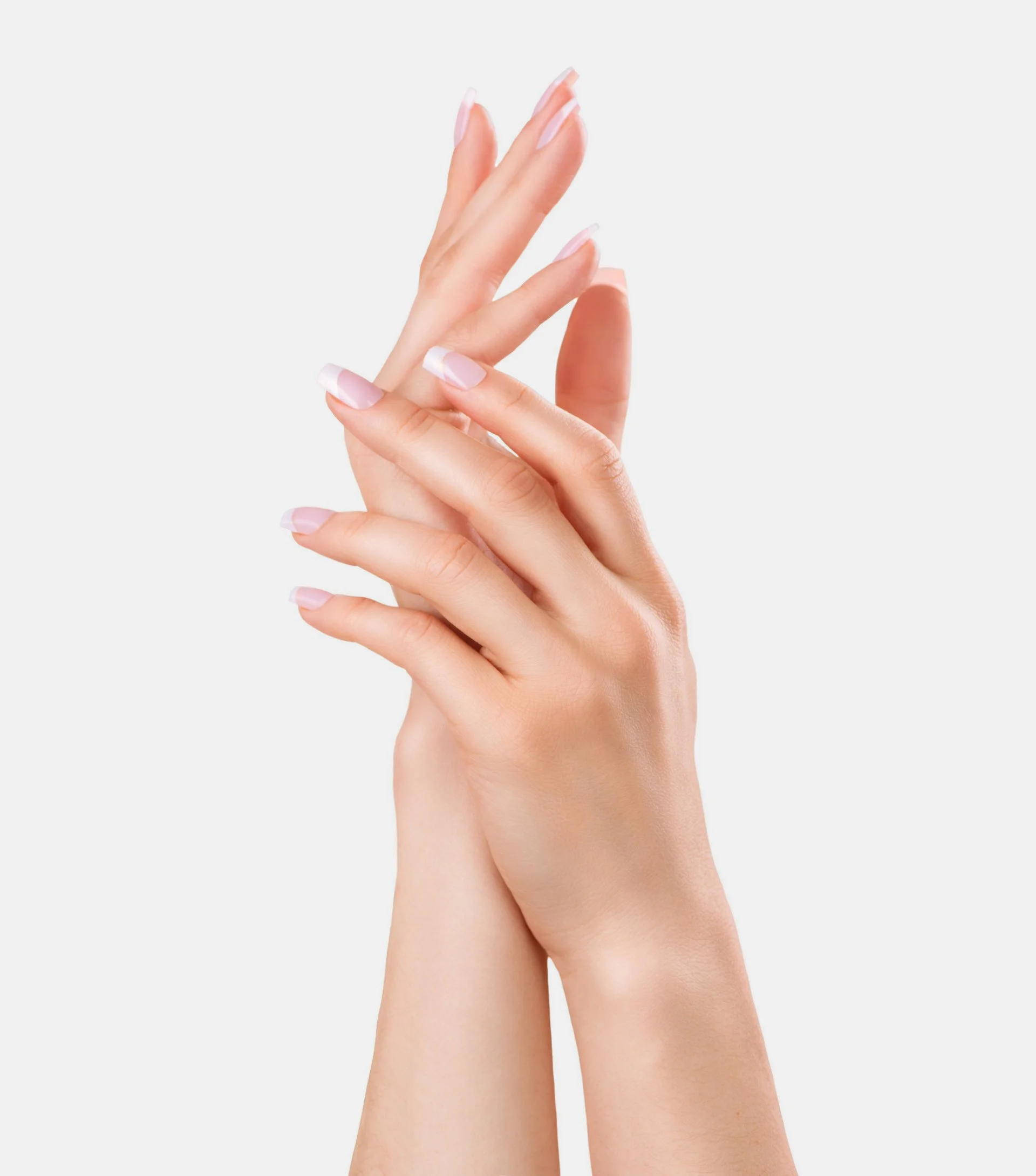 Deux mains avec des ongles manucurés et peints en blanc, se croisant sur un fond blanc.
