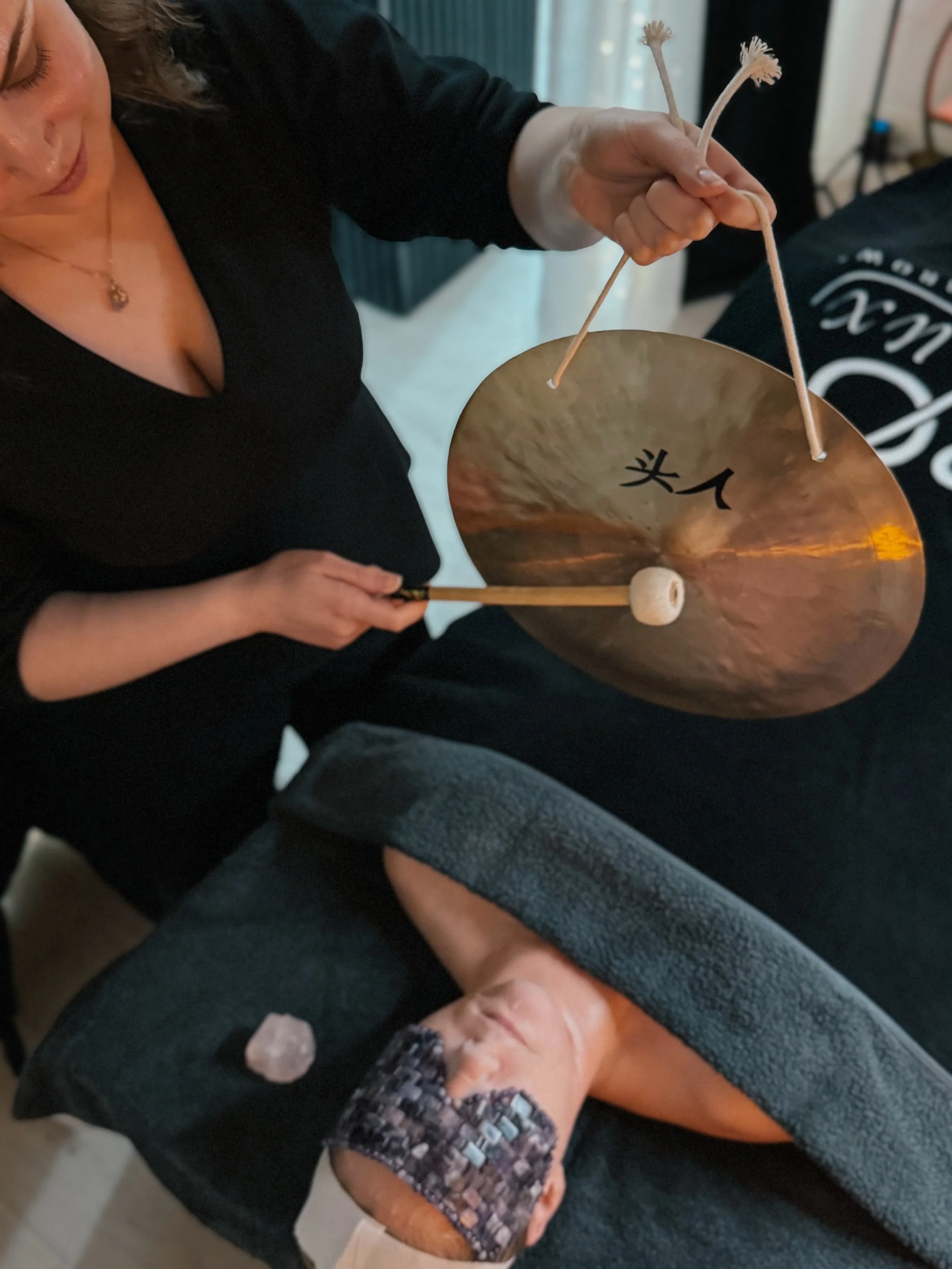 ✨ Soundbath vs 1:1 Sound Healing Sessions ✨
Both experiences use the healing power of sound &amp; frequency&hellip; but they are very different journeys. 

I offer both group Soundbath evenings and private 1:1 Sound Healing Sessions &mdash; each crea