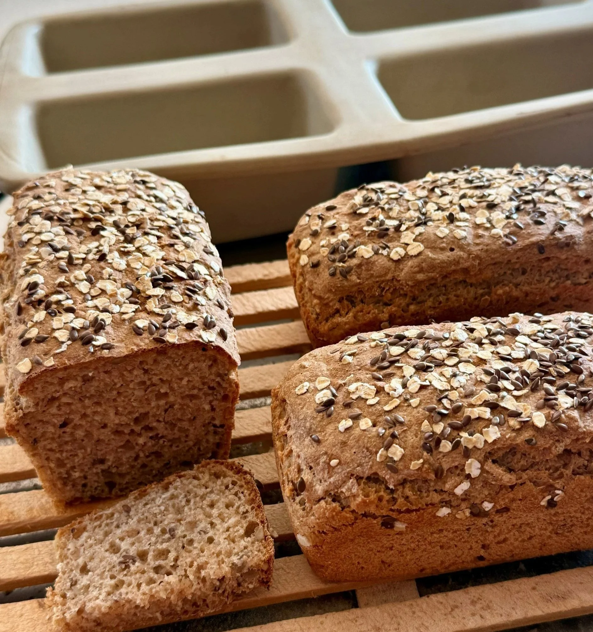 Saftiges Dinkelvollkorn Brot mit Körner