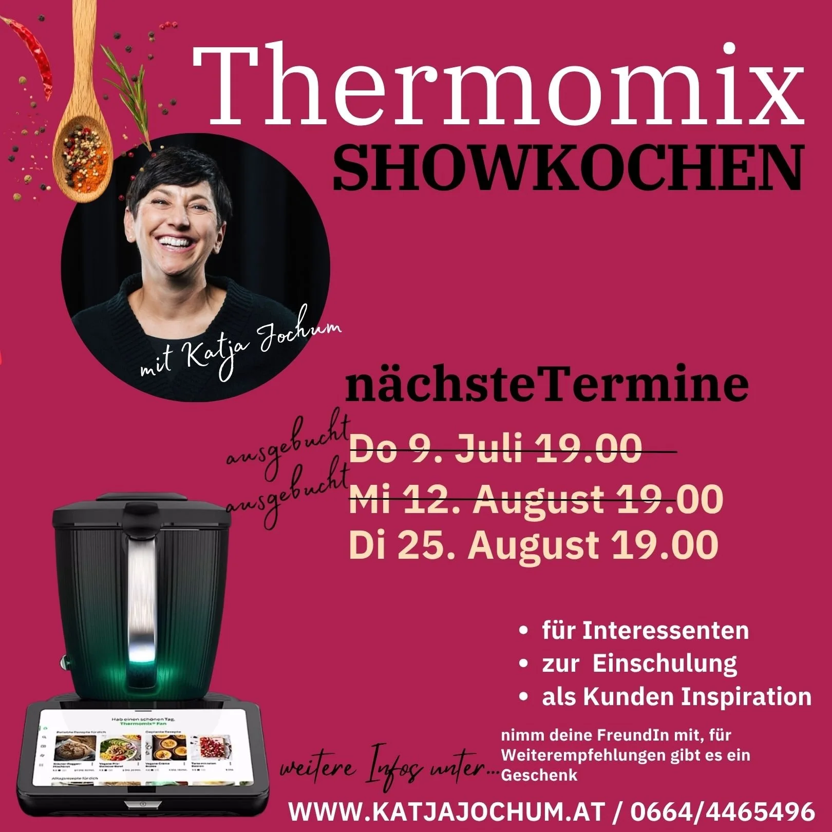Ein Poster für einen Thermomix Showkoch-Kurs mit Katja Jochum, inklusive Termine im Juli und August, einem Bild von Katja Jochum, einem Thermomix-Gerät und einer digitalen Küchenmaschine, Textinformationen zu Zielgruppen und einer Website.