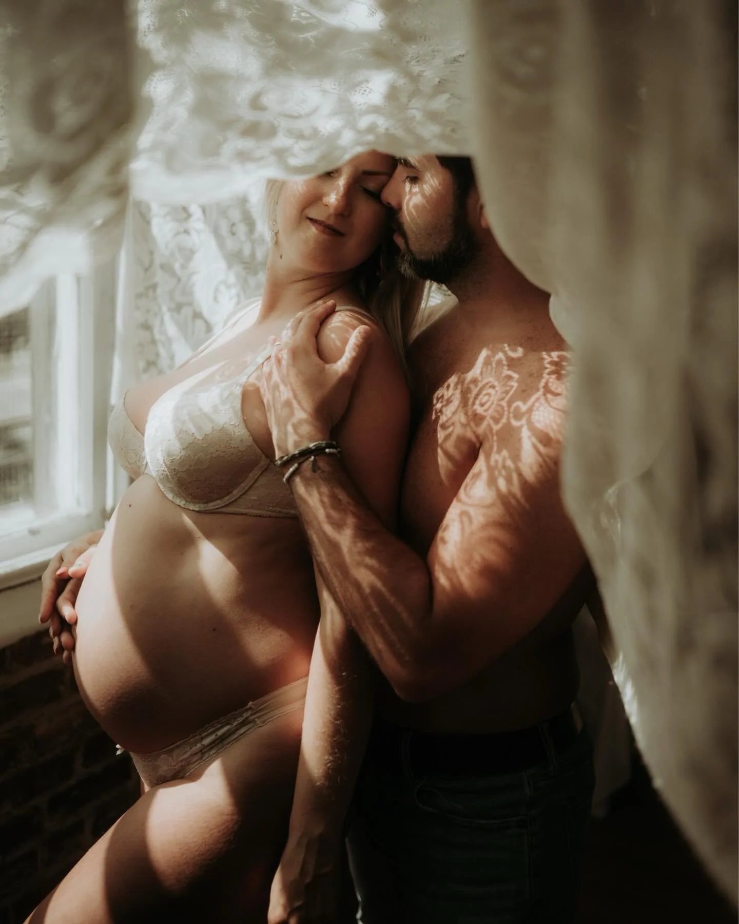 Give me all the darkness all day and dramatic lighting all day, every day.

#tampamaternityphotographer #maternityphotographer #maternityphotosession #unraveled_expert_artist #couplesphotographer