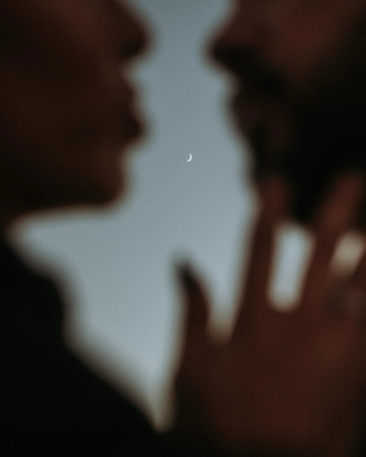 Very proud to say this moon was not added in post production. I also only use AI to delete things in the background of certain images ✌🏼

#tampacouplesphotographer #floridacouplesphotographer #creativephotographer #unraveled_expert_artist #stpetecou