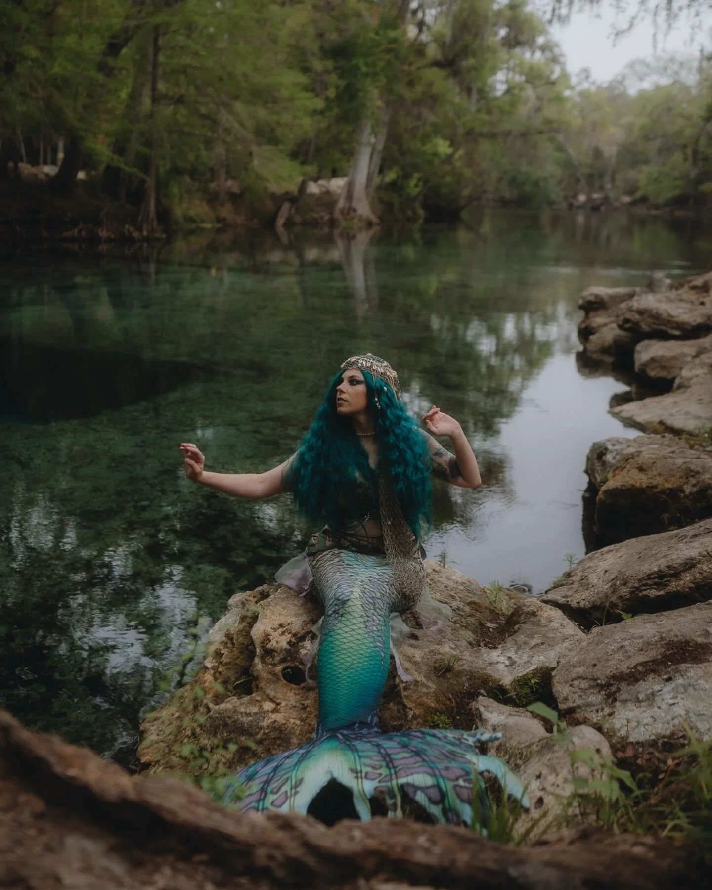 When you connect with another fantasy lover - the skies the limit of creating 🖤 

It was hard staying underwater even with my weight belt as my belly gets bigger 🤪

#underwaterphotograhy #fantasyphotographer #mermaidcosplay #underwaterart #mermaidv