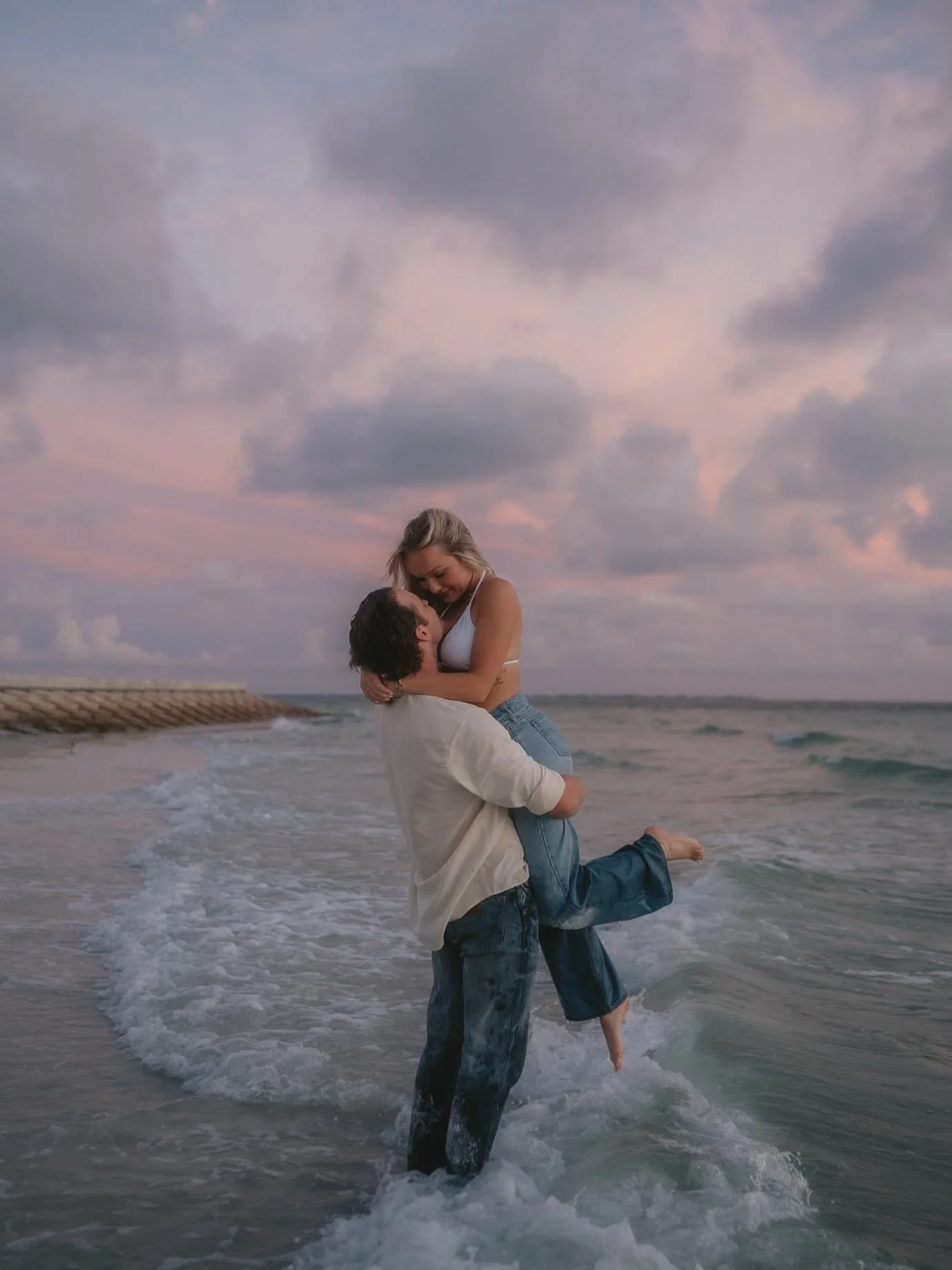 The sky was absolutely STUNNING last night. We went from golden vibes, to blue and then ended with purple. I love the colors that Mother Nature provides for us. Earthy, natural tones are forever my favorite. 

#beachsession #couplesphotography #blueh