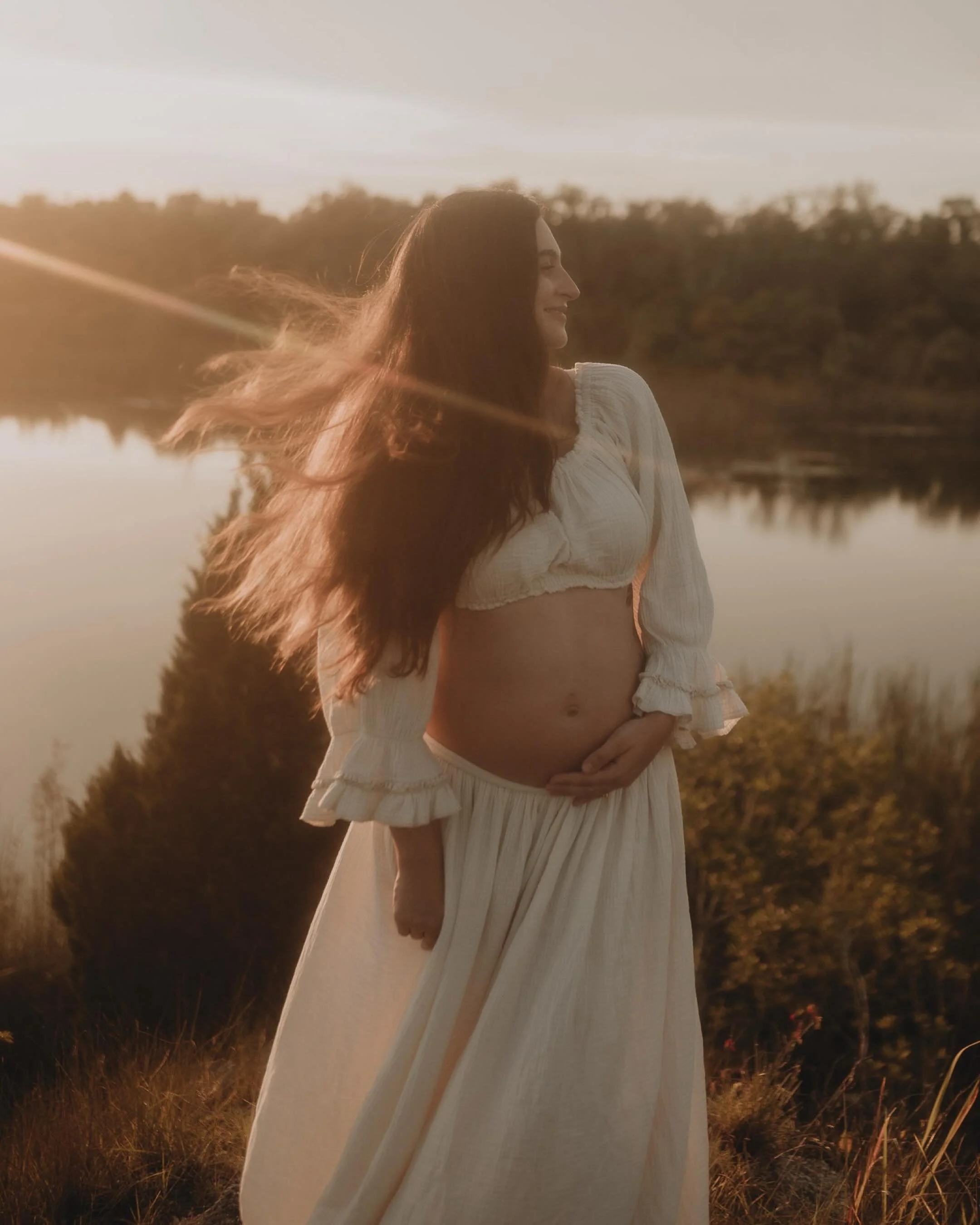 Flashback when I took maternity photos for my friend @kaylahanshawphotos, and just a few weeks ago it became full circle when she did mine! I cannot wait to show yall the art we made 😭🖤 

#tampaphotographer #tampamaternityphotographer #motherhoodun