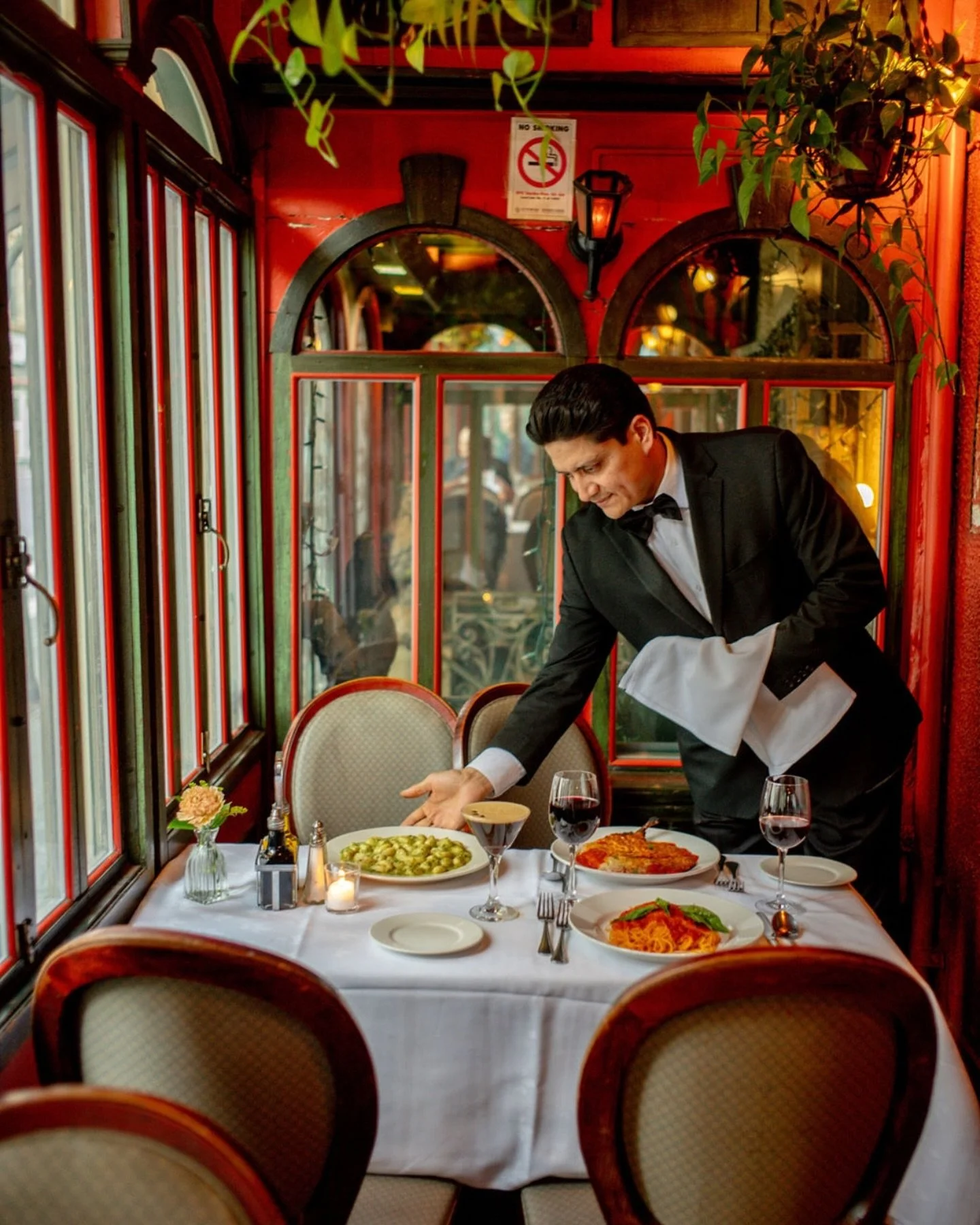 Your table is ready at the Isle of Capri!🍝 #nyc #nycrestaurant #italian #isleofcapri