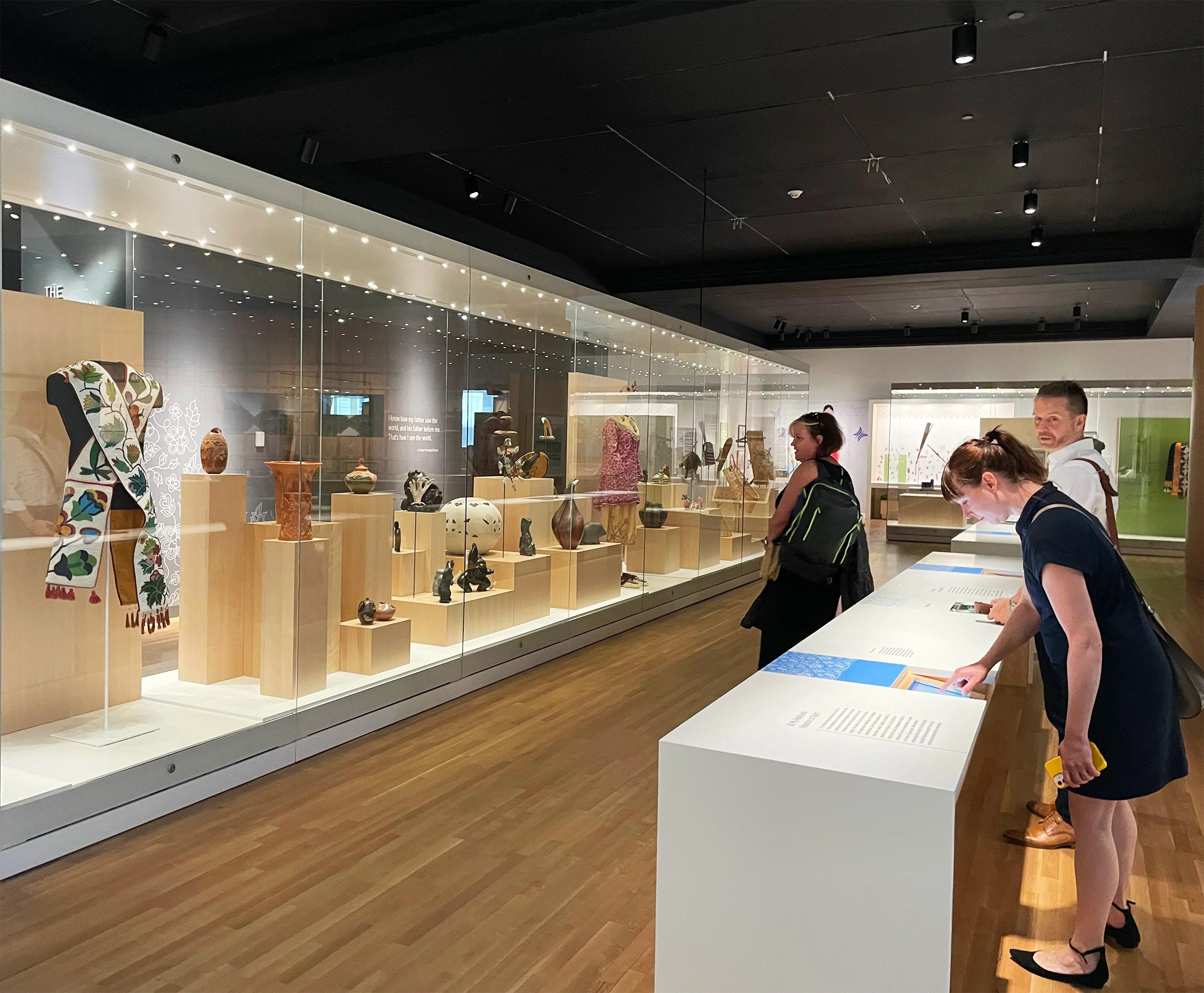 Une partie de l'équipe d'Origin Studios interagit avec les présentations de l'exposition Expressions de la vie au musée Eiteljorg.