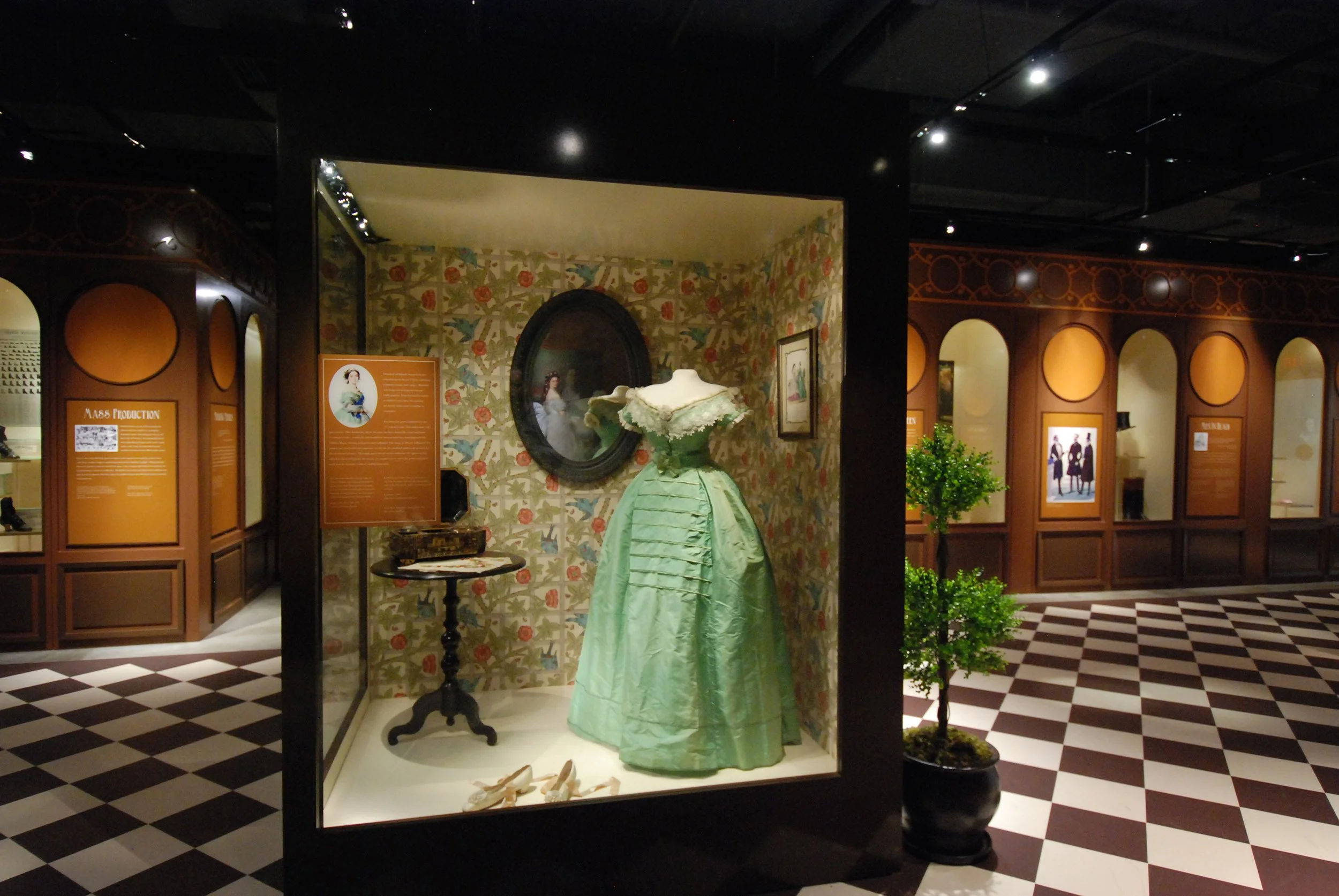 Fashion Victims 
Bata Shoe Museum, 2014