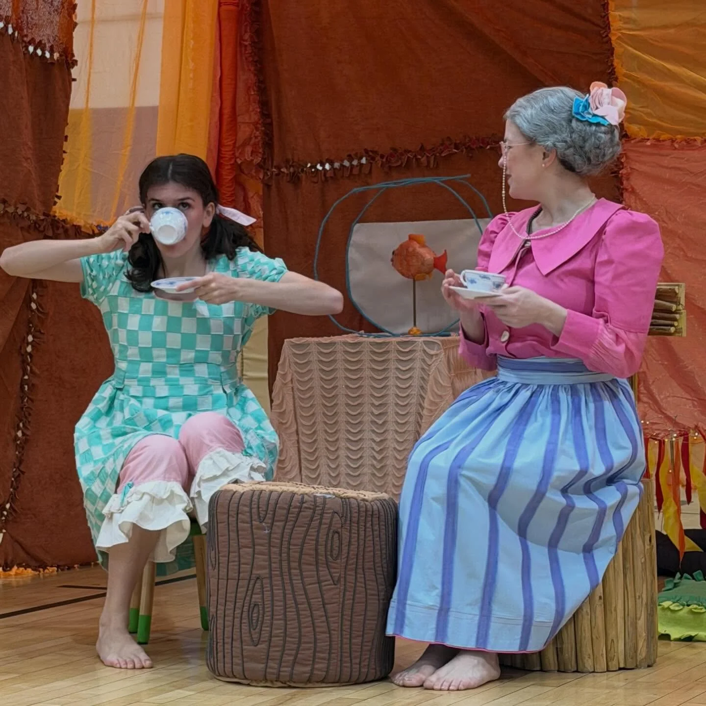 A wonderful week with our friends @rcnsoninsta and Olive &amp; Pearl our @treehouseshakers performance for ages 2-6. The story of Granny Pearl and her granddaughter Olive. 

Also, a sneak peak between shows with @mirnoelle finishing up work, in her f