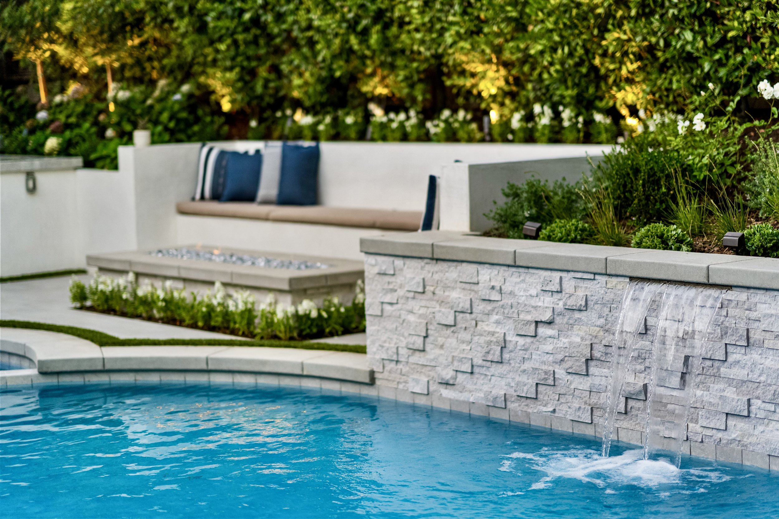 The Art of the Outdoor Room: Fire, Stone, and Greenery as One Composition