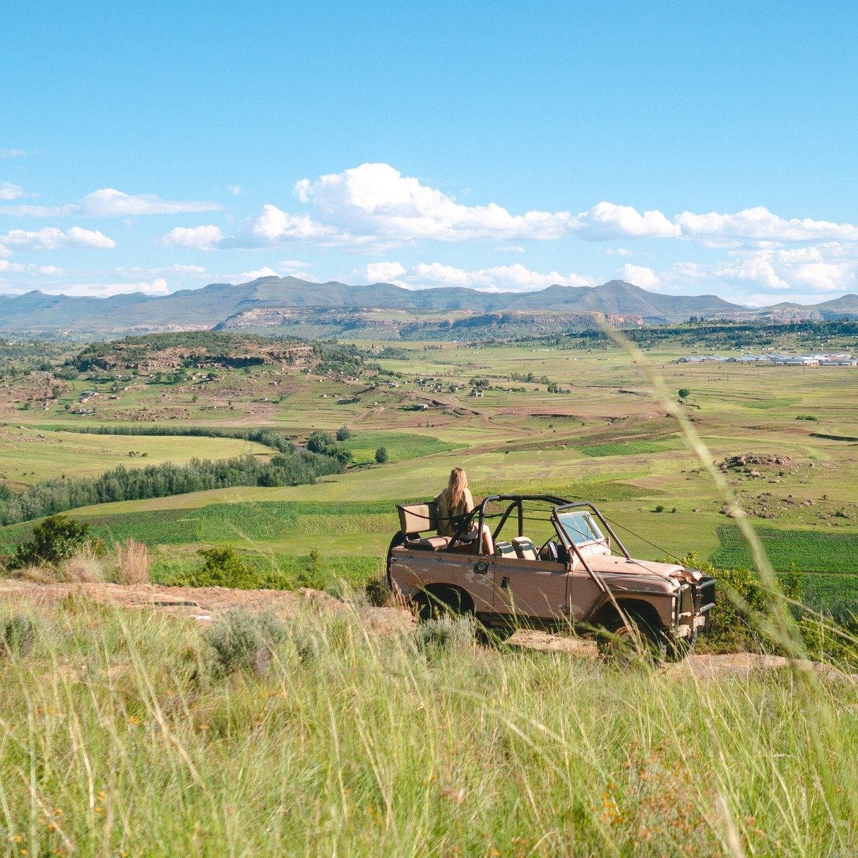 Afternoon adventures at the edge of Camelroc Guest Farm 🌞 Cruising in the Landi with panoramic views of Lesotho&mdash;nothing beats a wide open view and fresh air. 🚙🌿 #CamelrocGuestFarm #AfternoonDrive #LandiLife #FarmViews"
