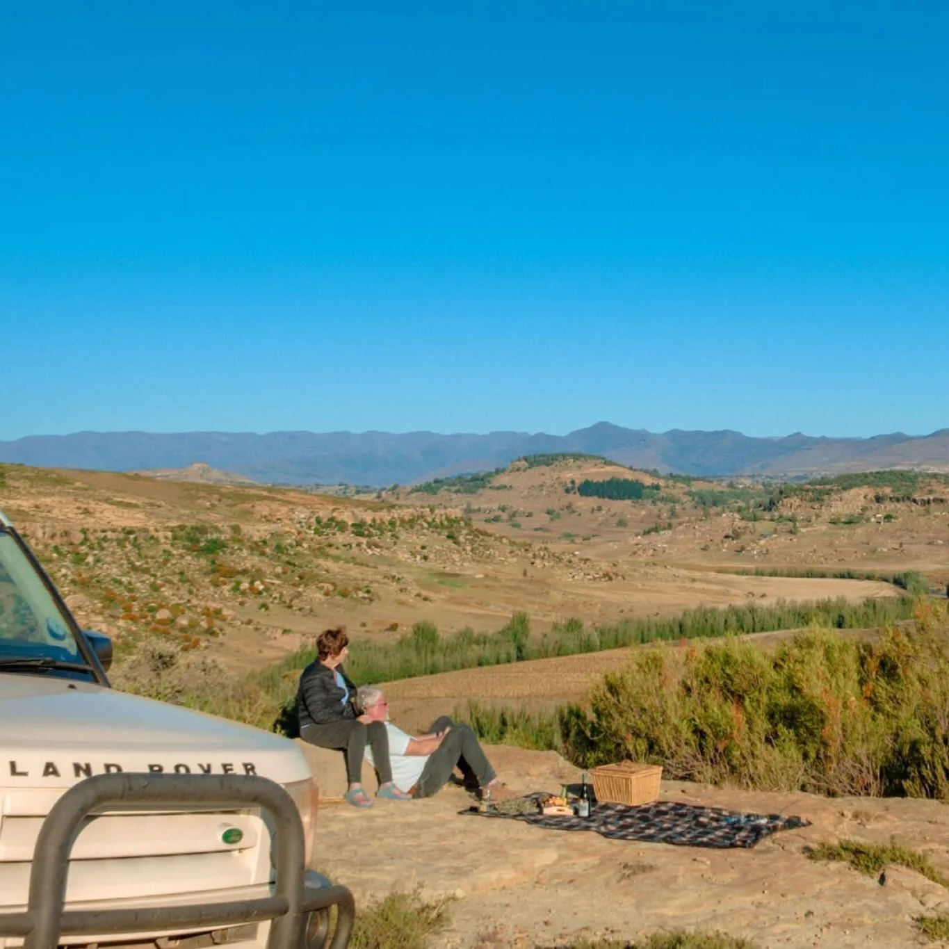 ✨ A picnic with a view ✨
One of our favourite spots lies on the edge of the farm. You can choose the adrenaline-filled route over the mountain, or take the smoother scenic drive through the plains. Either way, it leads you here. The perfect picnic sp