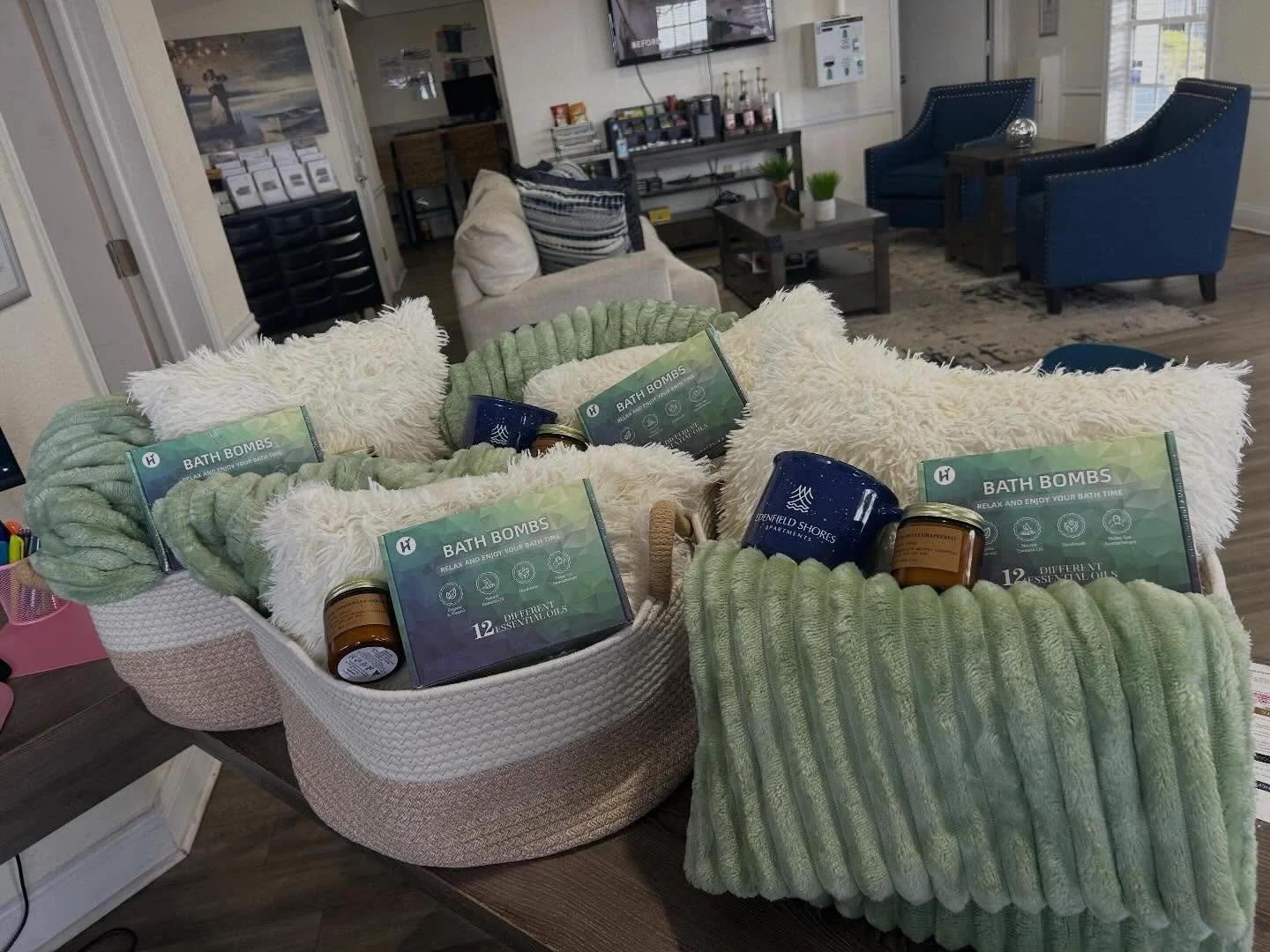 Welcoming our new residents to Edenfield shores 🏡✨ Thank you for choosing to call edenfield Shores home ! 💙 Now the big question&hellip; 👀 what will your move in gift be ?? #edenfieldshores #welcomehome #apartmentliving