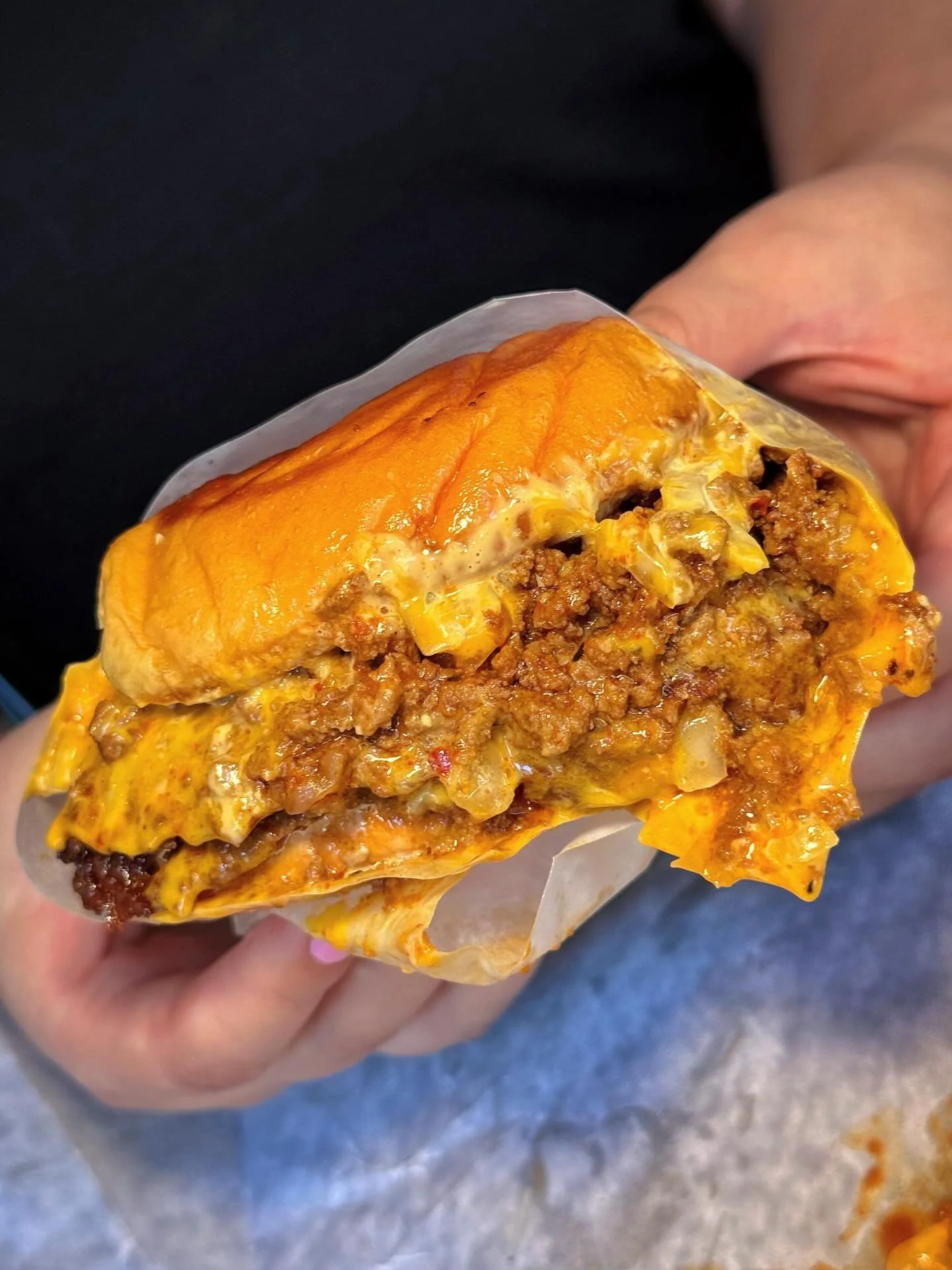 Juicy beef and rich cheddar sauce define CHILI CHEESEBURGER WITH CHEDDAR CHEESE SAUCE, messy and irresistible! 🍔🧀🔥
#SMASHEDNYC #NYC #NewYorkCity 
📍 516 Hudson St, NYC (West Village)
📍 94 3rd Ave, NYC (East Village)
📍 55 Water St, Brooklyn (Time