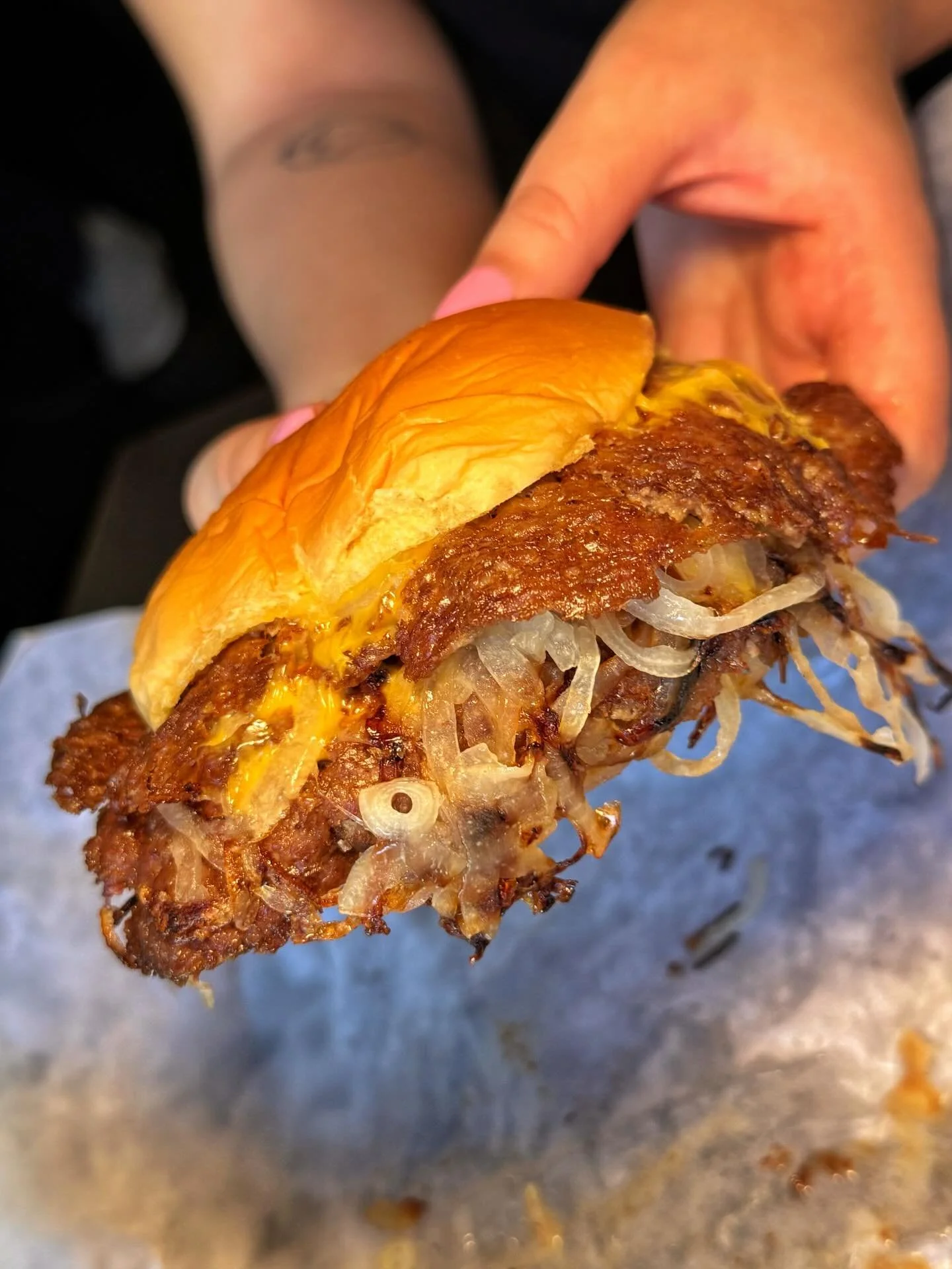 Crispy-edged patties and caramelized onions define OKLAHOMA SMASH BURGER, bold and satisfying! 🍔🧅🔥
#SMASHEDNYC #NYC #NewYorkCity 
📍 516 Hudson St, NYC (West Village)
📍 94 3rd Ave, NYC (East Village)
📍 55 Water St, Brooklyn (Time-Out Market)
📍 
