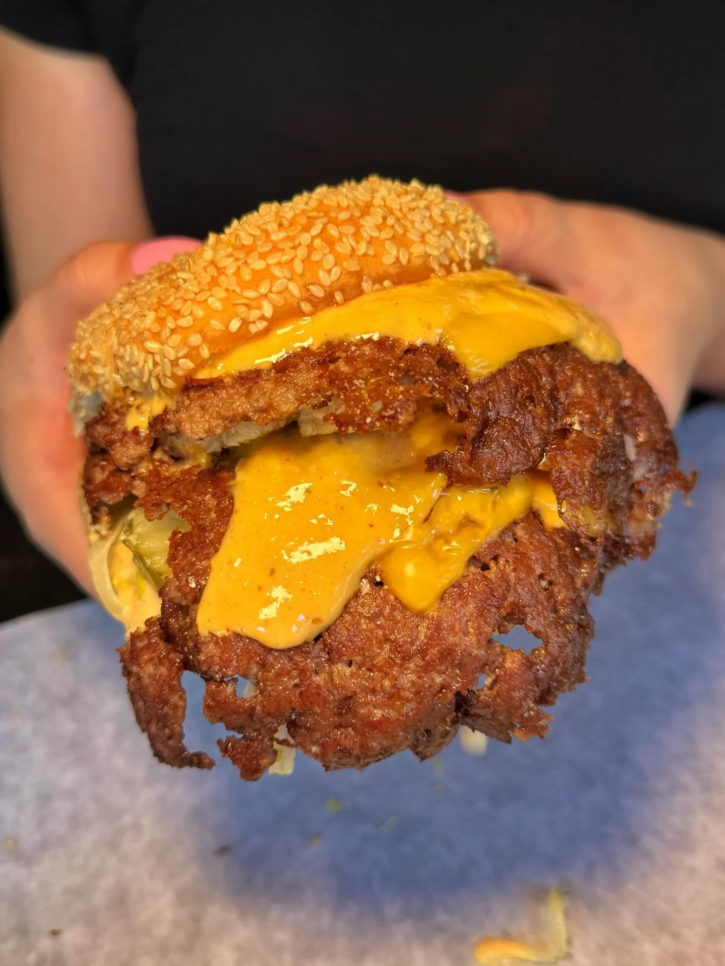 Big, bold, and unapologetically stacked, THE BIG SCHMACC delivers serious burger energy! 🍔🔥🤤
#SMASHEDNYC #NYC #NewYorkCity 
📍 516 Hudson St, NYC (West Village)
📍 94 3rd Ave, NYC (East Village)
📍 55 Water St, Brooklyn (Time-Out Market)
📍 124 E.