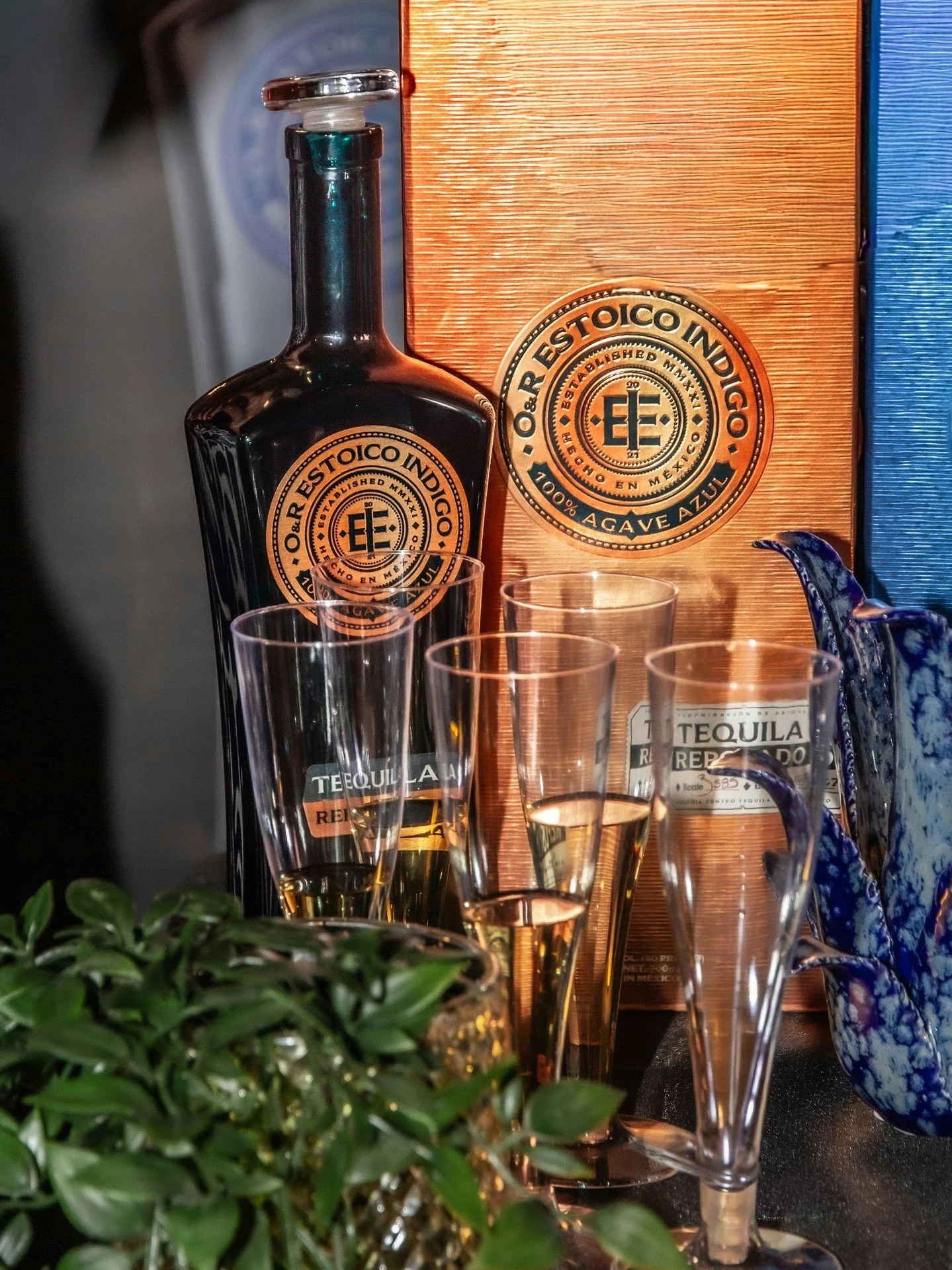🥃 Rested in American white oak barrels, Estoico Reposado holds both strength and serenity: smooth, woody notes balanced by the courage it takes to wait. This is tequila for those who stand firm, no matter the change around them. 
Discover Estoico a